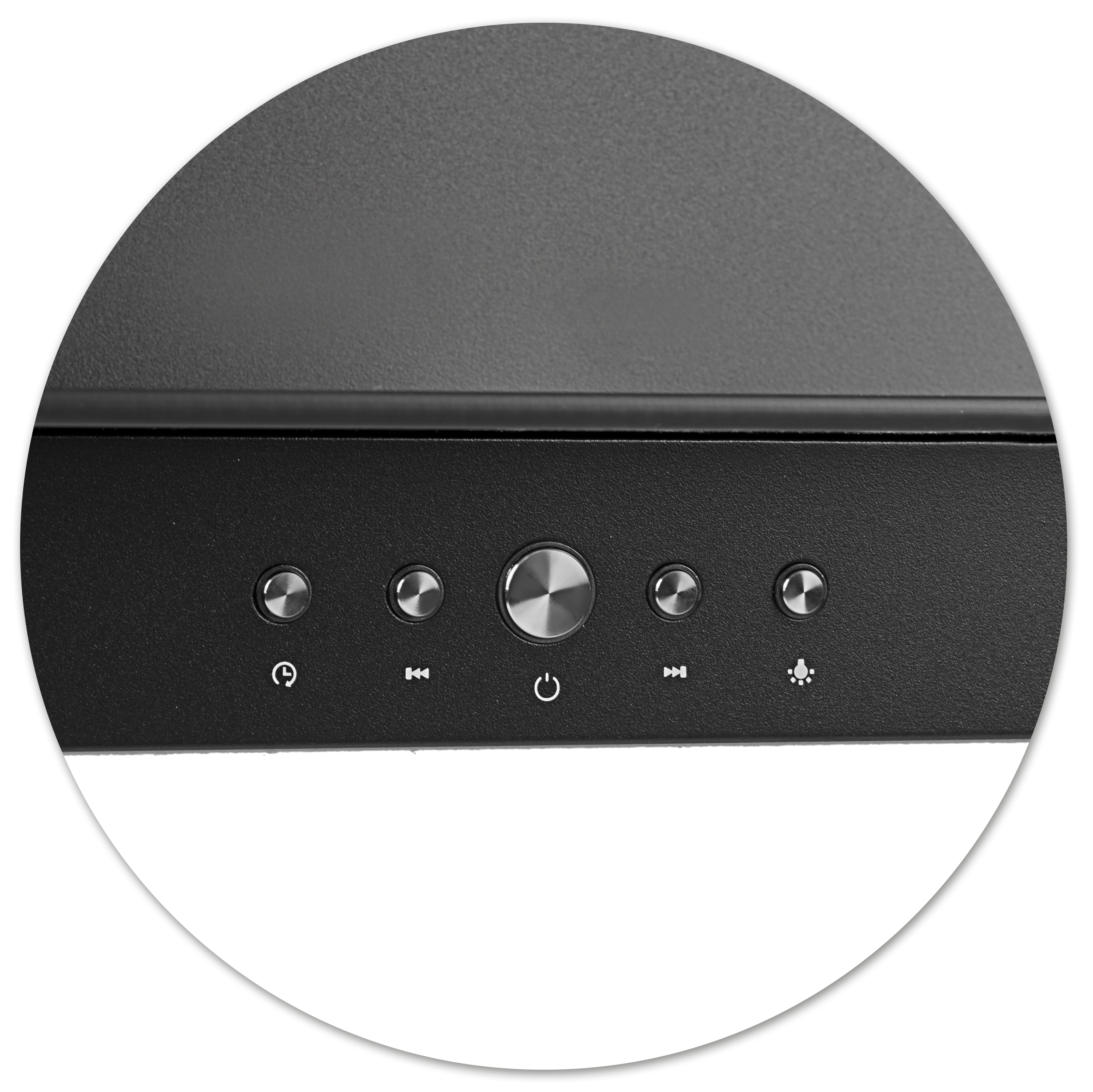 Zbliżenie na panel sterowania okapu z przyciskami zasilania, odtwarzania i światła. Okrągły kształt.