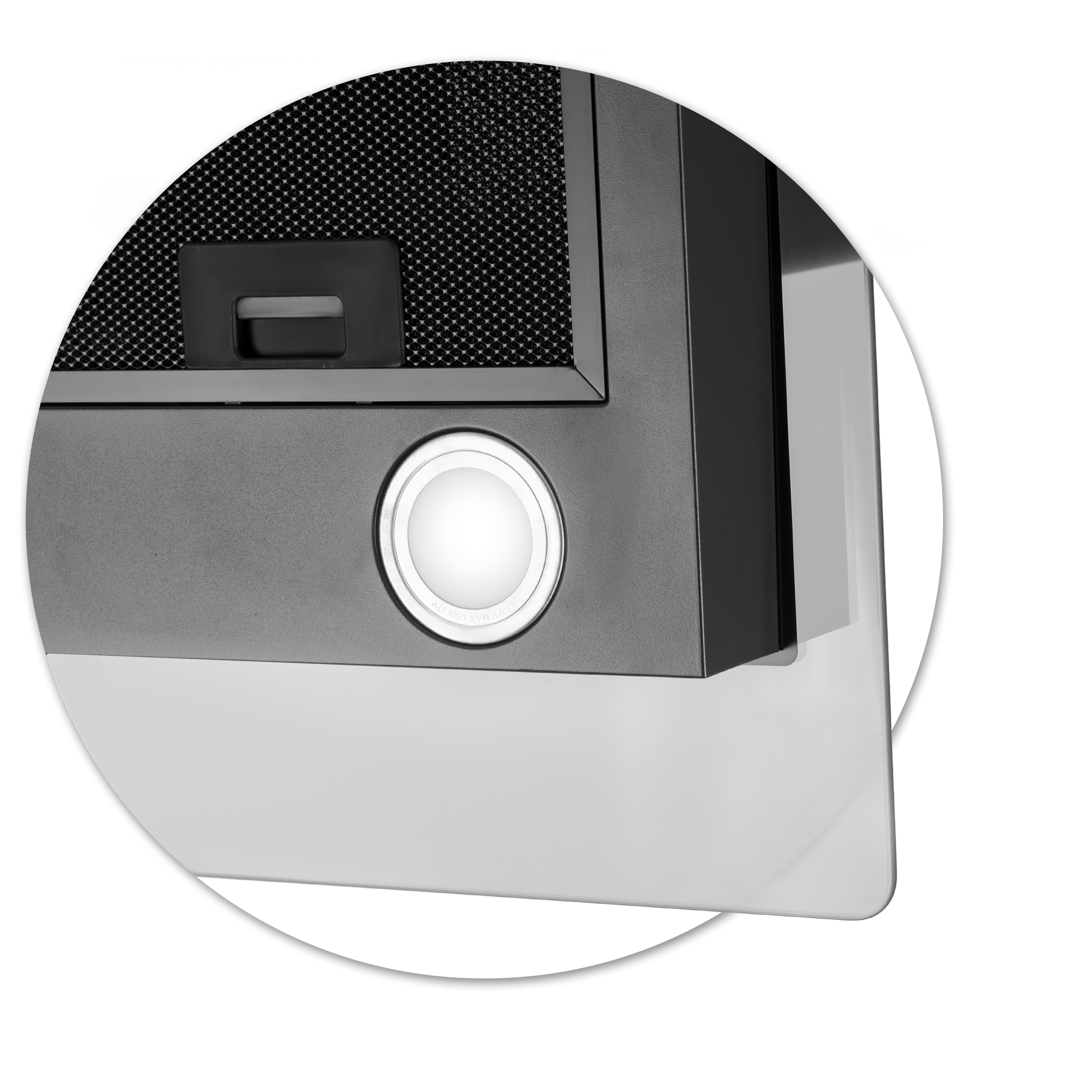 Zbliżenie pokazuje spód okapu, z oświetleniem i filtrem siatkowym.