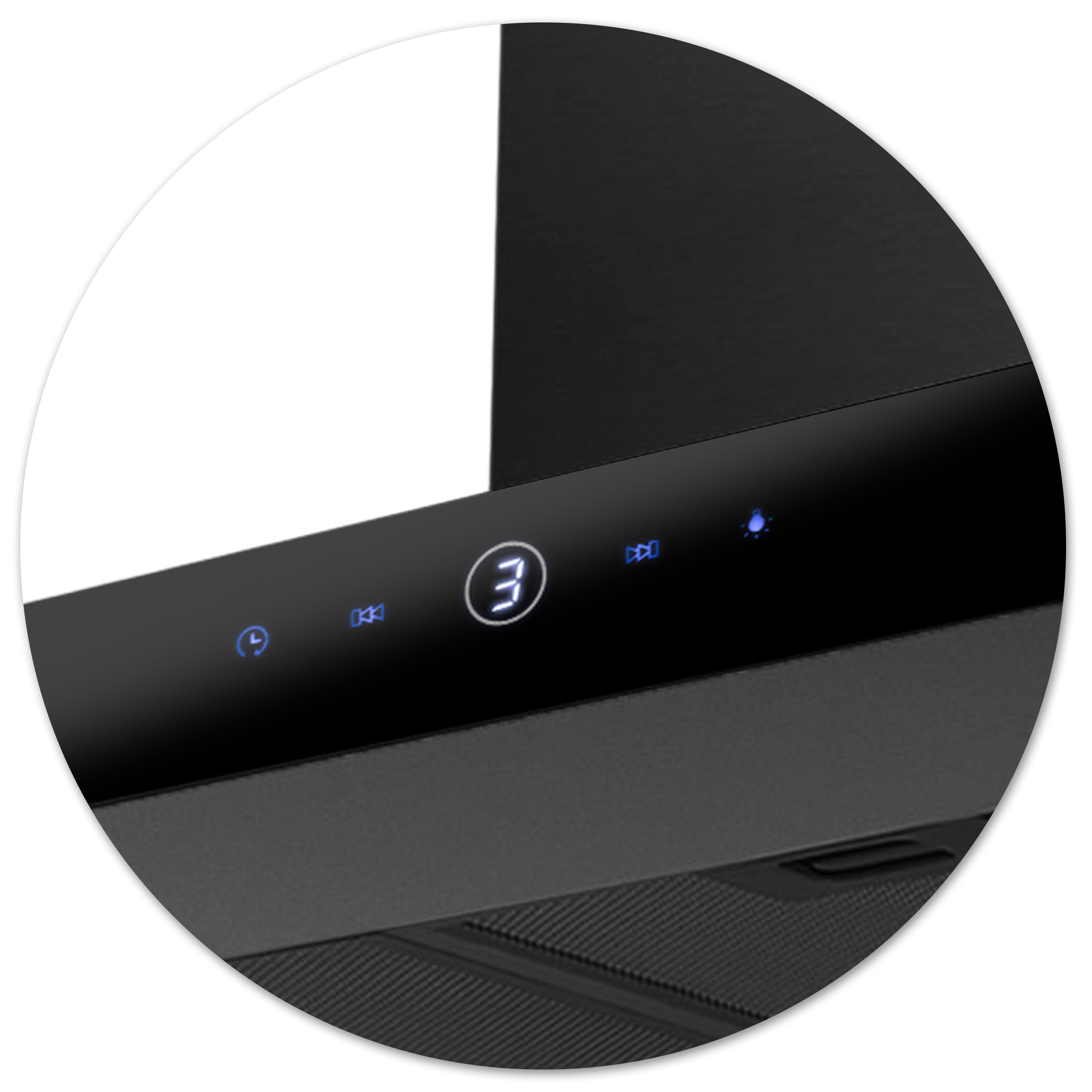 Zbliżenie panelu sterowania czarnego okapu. Posiada wyświetlacz cyfrowy i przyciski.