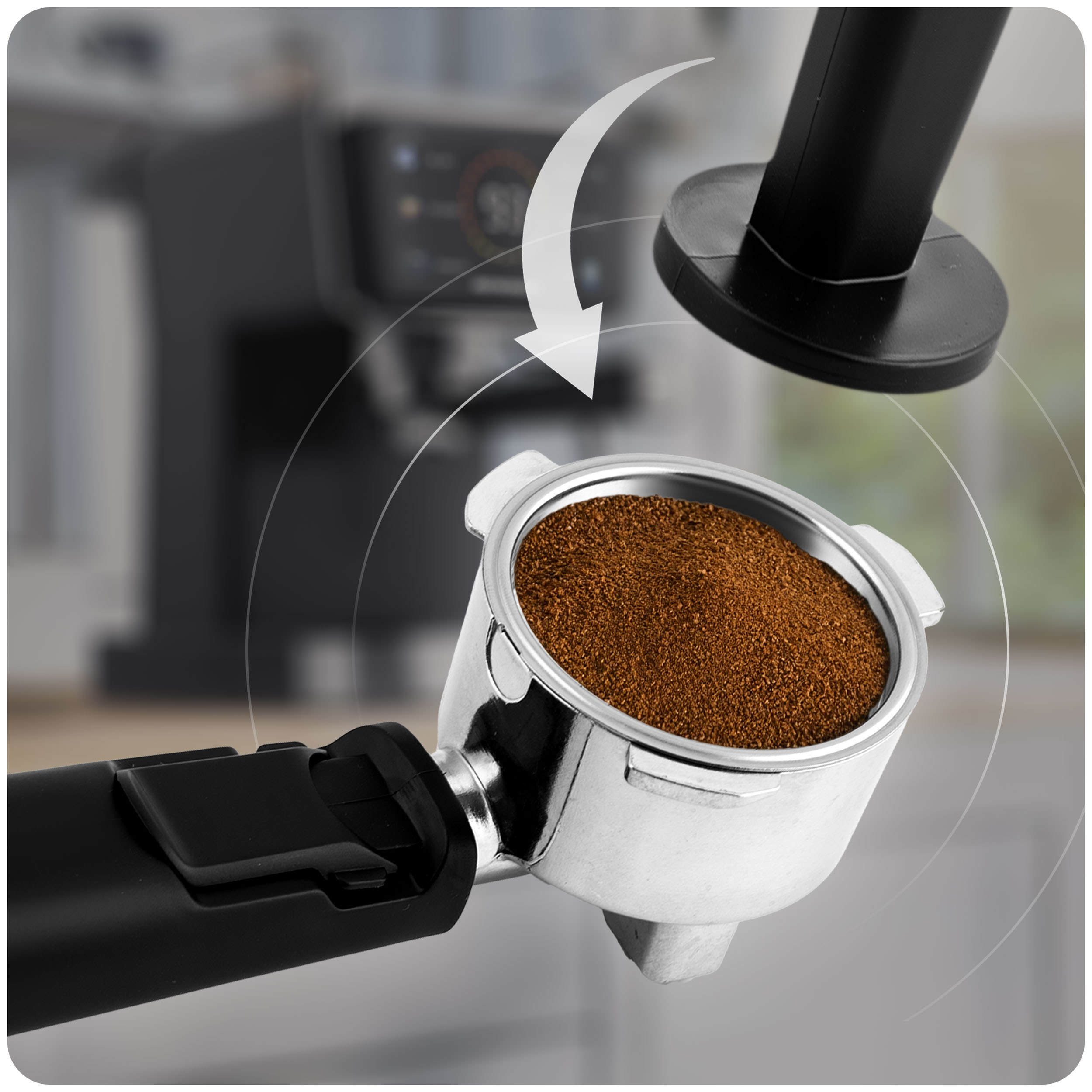 Uchwyt filtra ekspresu z mieloną kawą. Ubijak jest nad nim, gotowy do ubijania kawy.