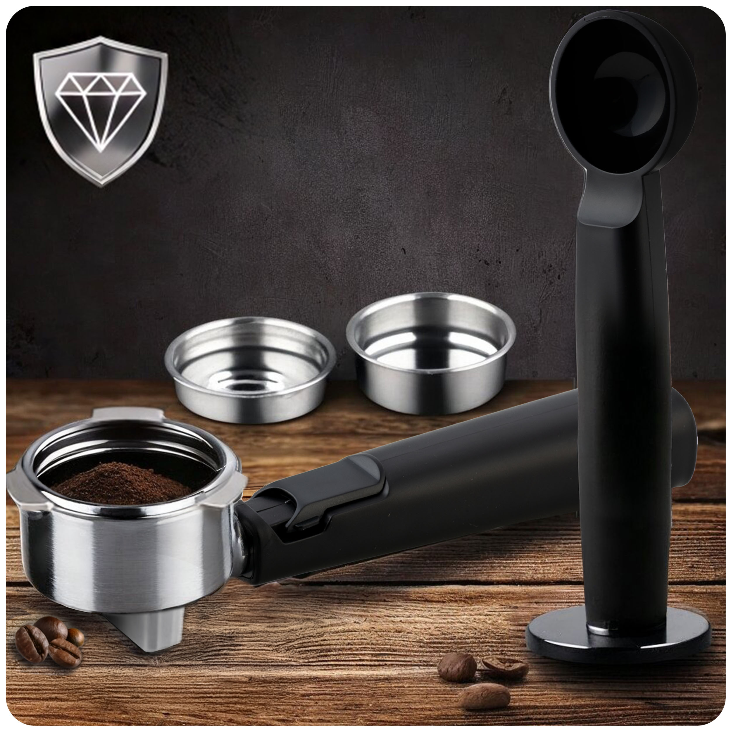 Części ekspresu do kawy ze stali nierdzewnej: kolba z kawą, koszyki filtracyjne i miarka na drewnie.