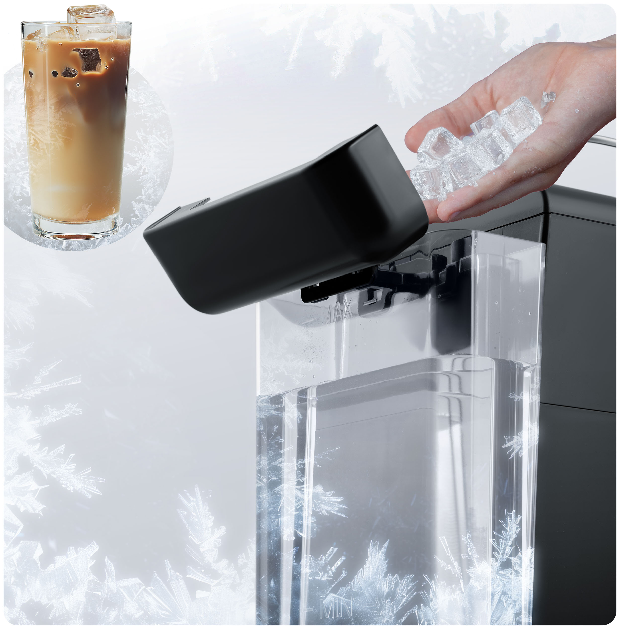 Szklanka kawy z lodem i ręka wlewająca lód do czarnego pojemnika.