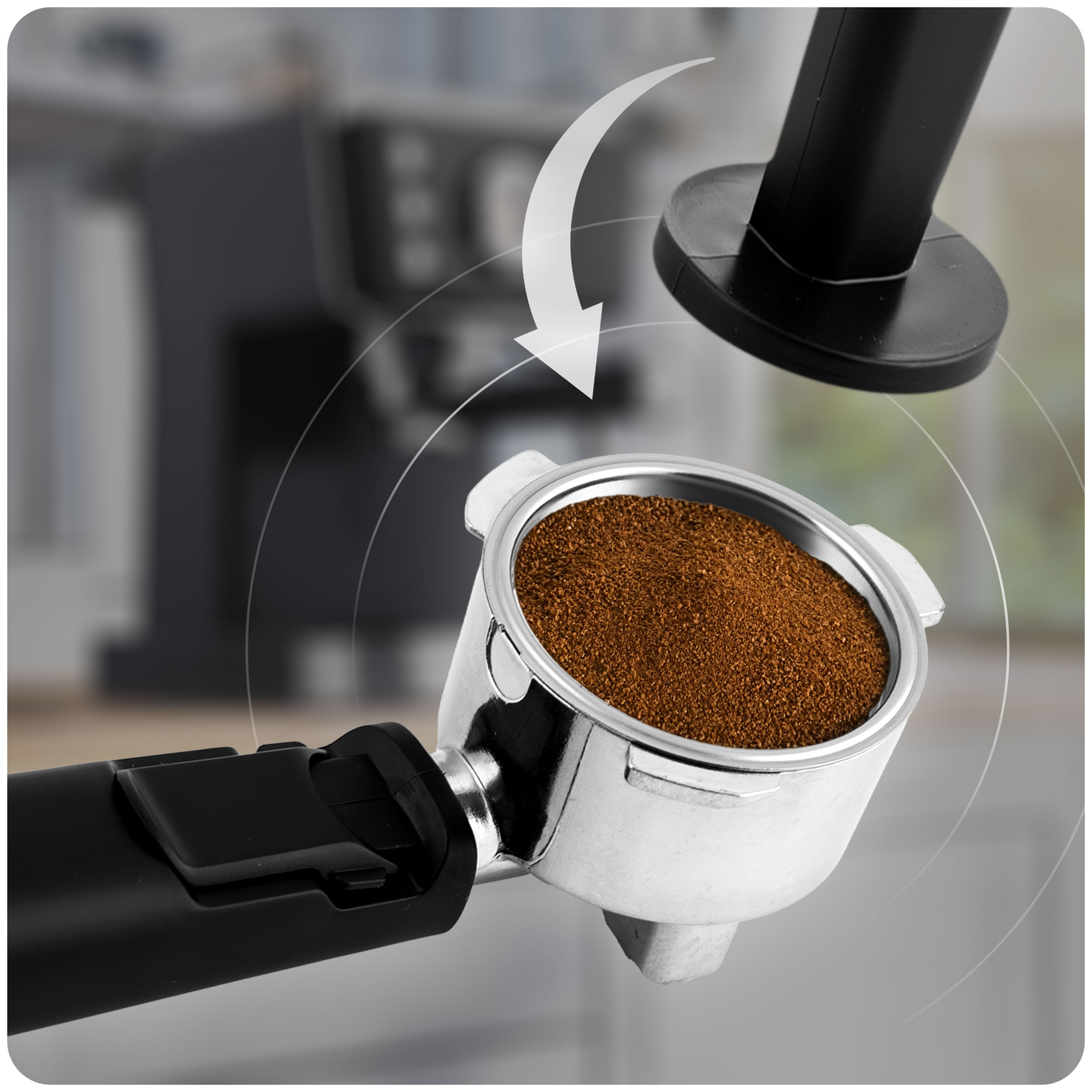 Uchwyt filtra ekspresu z mieloną kawą. Ubijak jest nad nim, gotowy do ubijania kawy.
