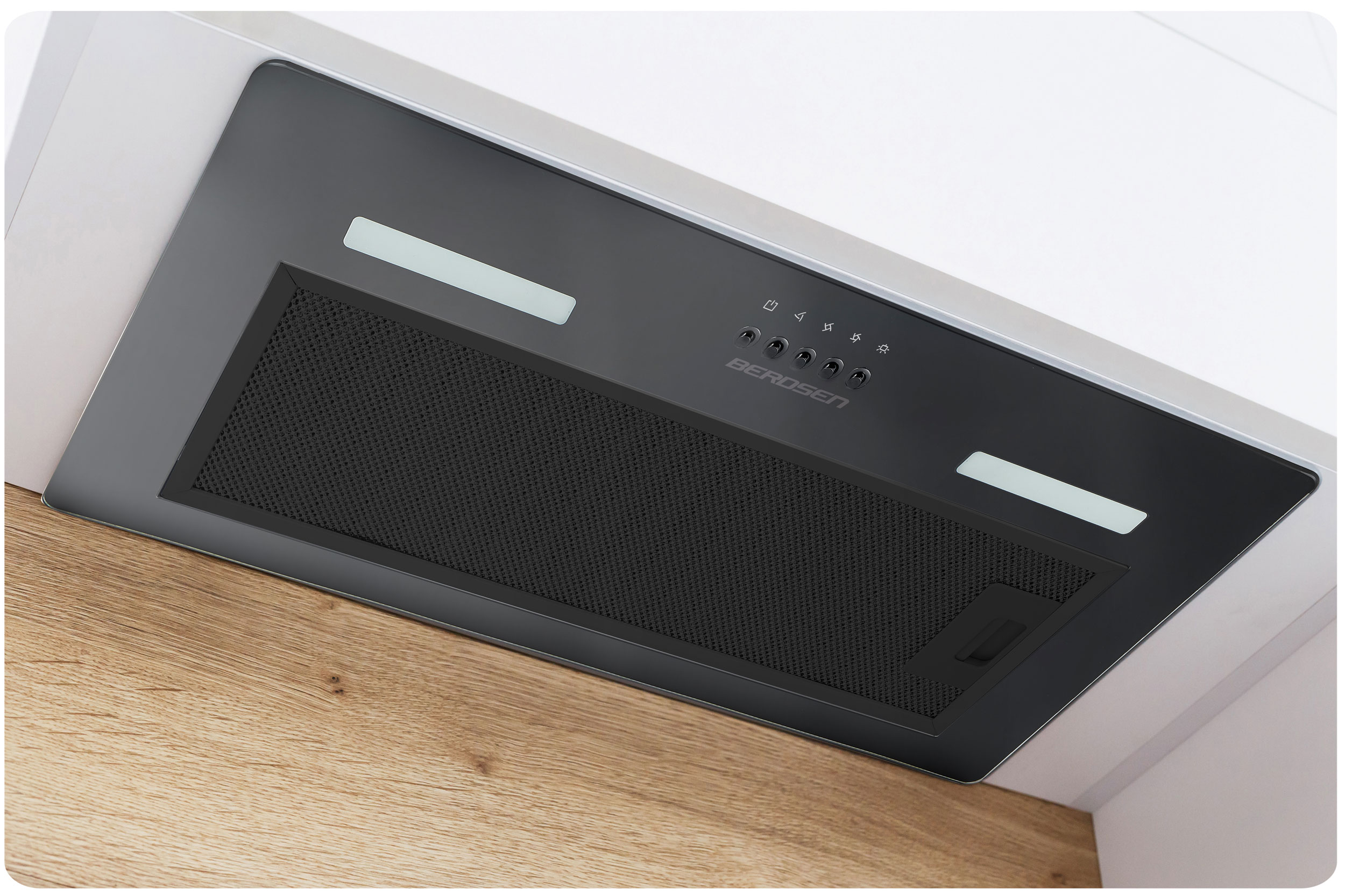 Okap od dołu, z czarnym filtrem siatkowym i światłem. Drewniana powierzchnia poniżej.