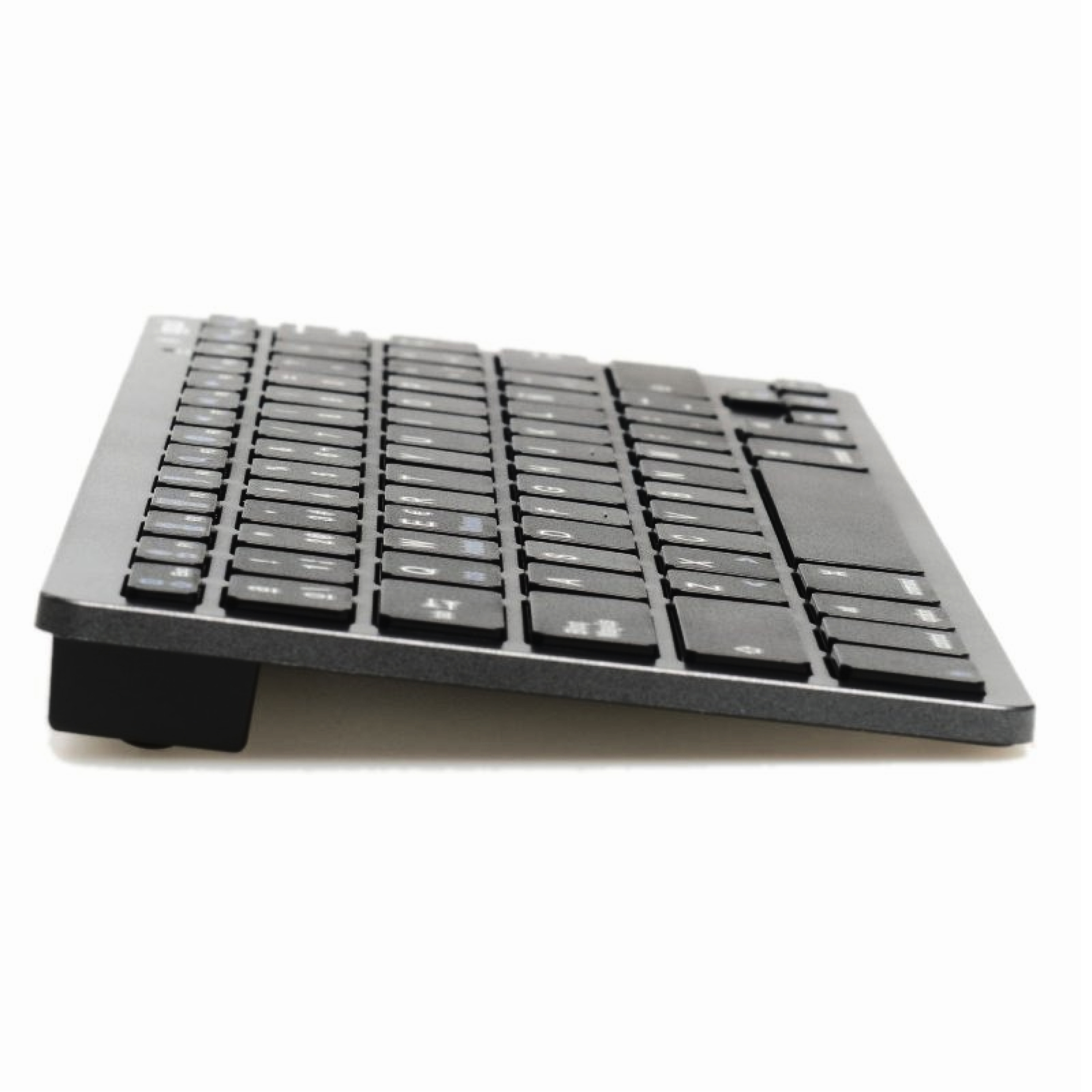 Un teclado visto de lado. Es gris con teclas negras. La parte trasera tiene un pequeño soporte para elevarlo.