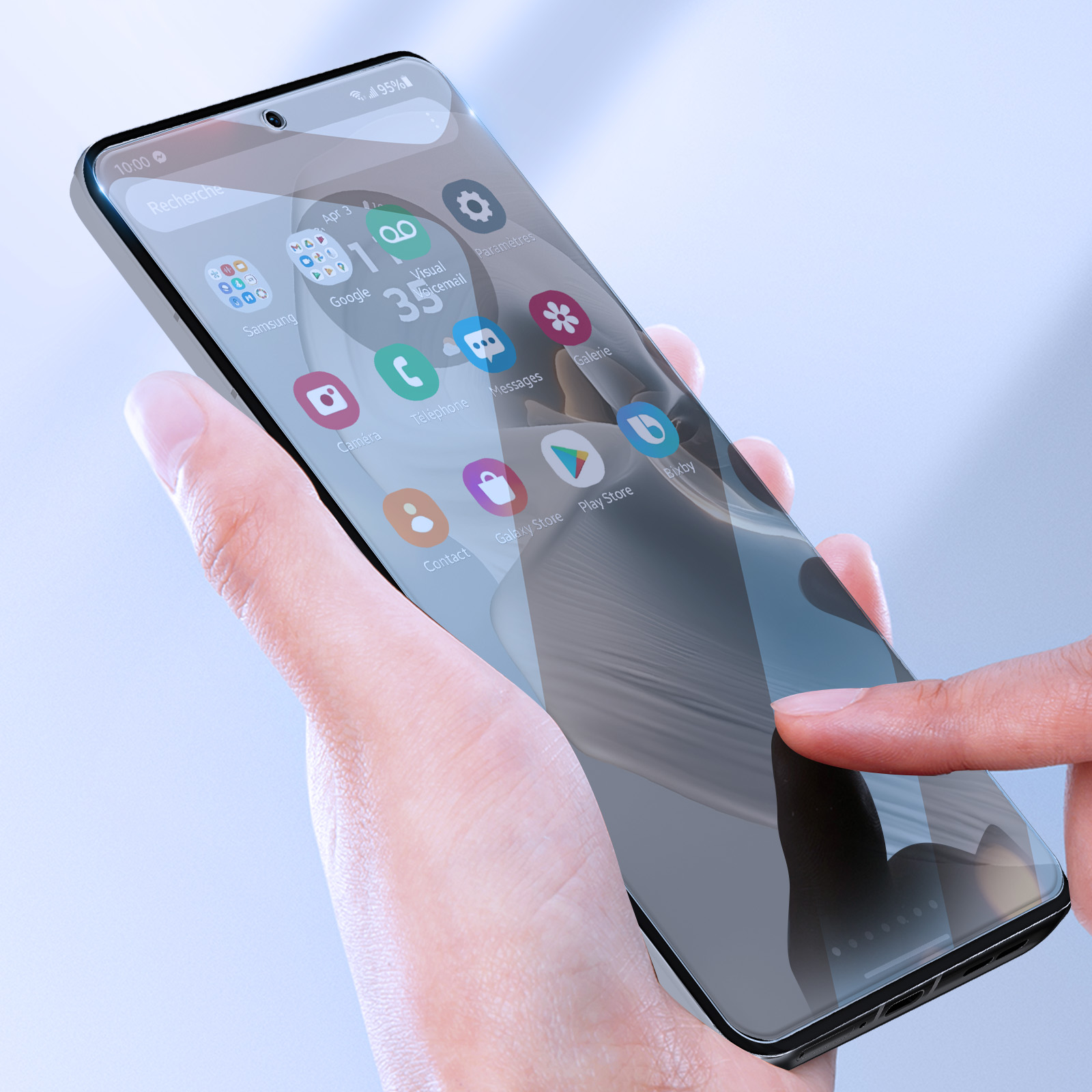 Dłoń trzymająca smartfon z widocznymi ikonami aplikacji na ekranie. Palec dotyka ekranu.