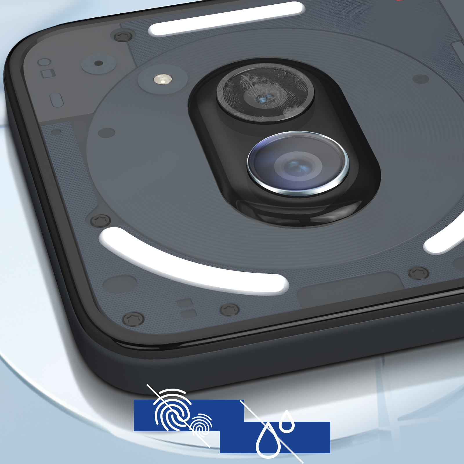Primo piano del retro di un telefono con due fotocamere, un flash e un design chiaro. Il telefono è grigio scuro.