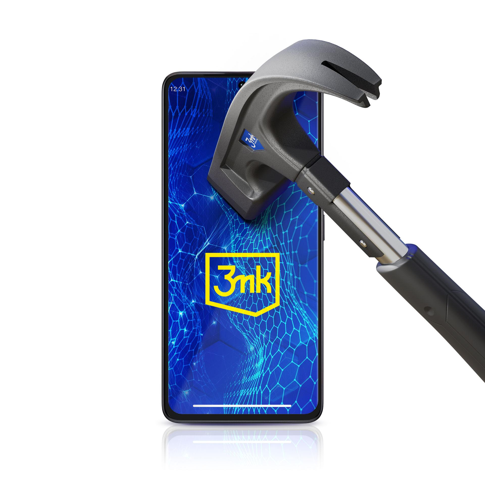 Un martello colpisce un telefono. Il telefono mostra un motivo a rete blu con il logo giallo '3mk'.