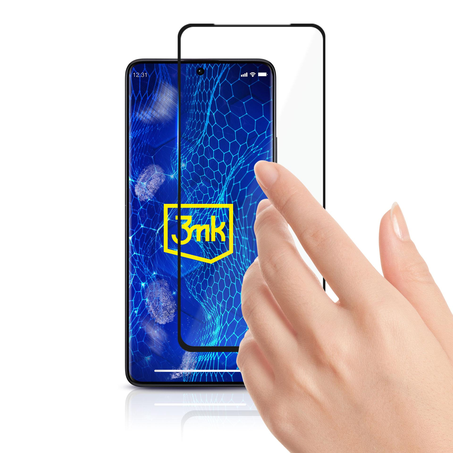 Una mano tocca lo schermo di un telefono con una protezione. Lo schermo mostra un motivo geometrico blu con un logo giallo.