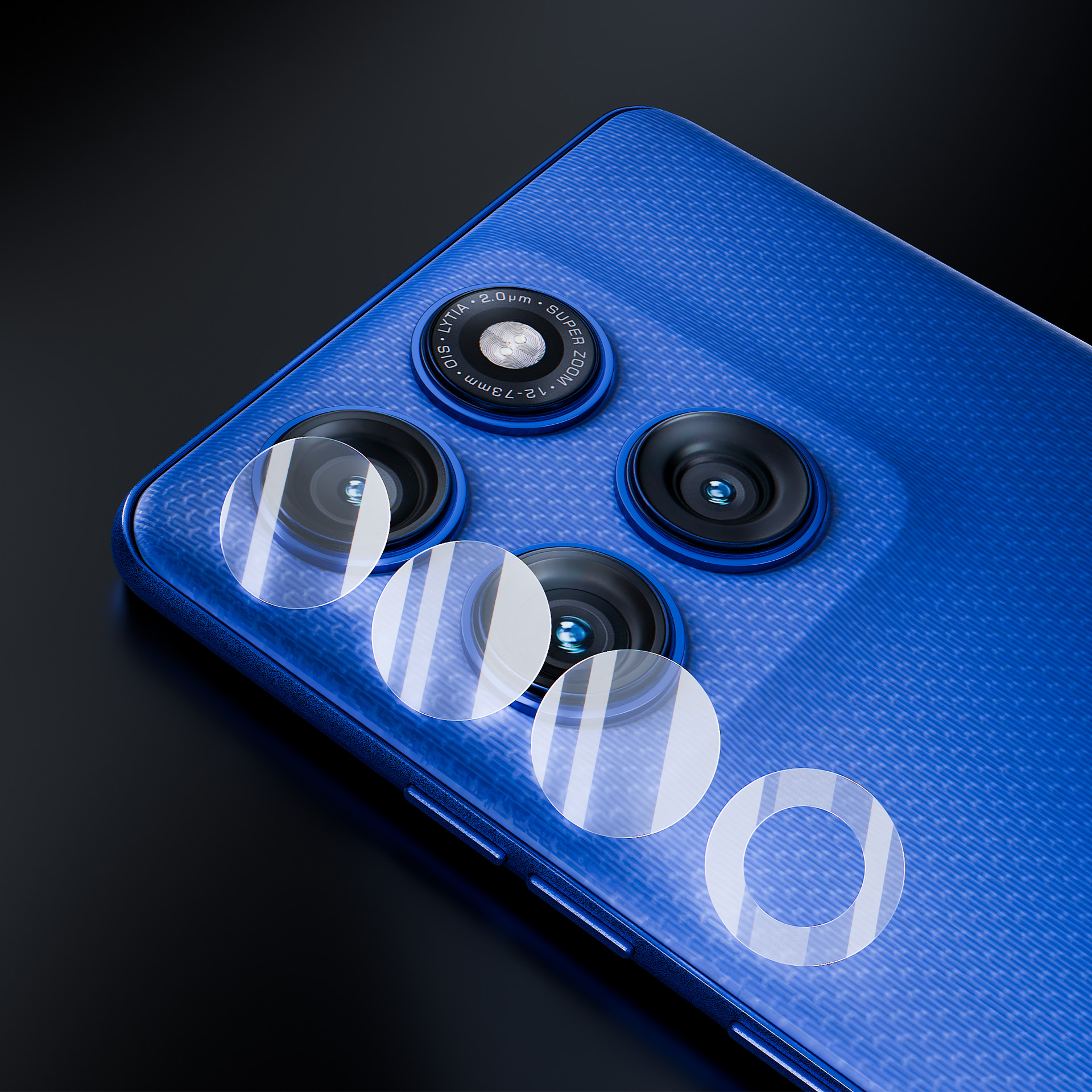Primo piano di un telefono blu con obiettivi della fotocamera e protezioni per lenti trasparenti. Lo sfondo è scuro.