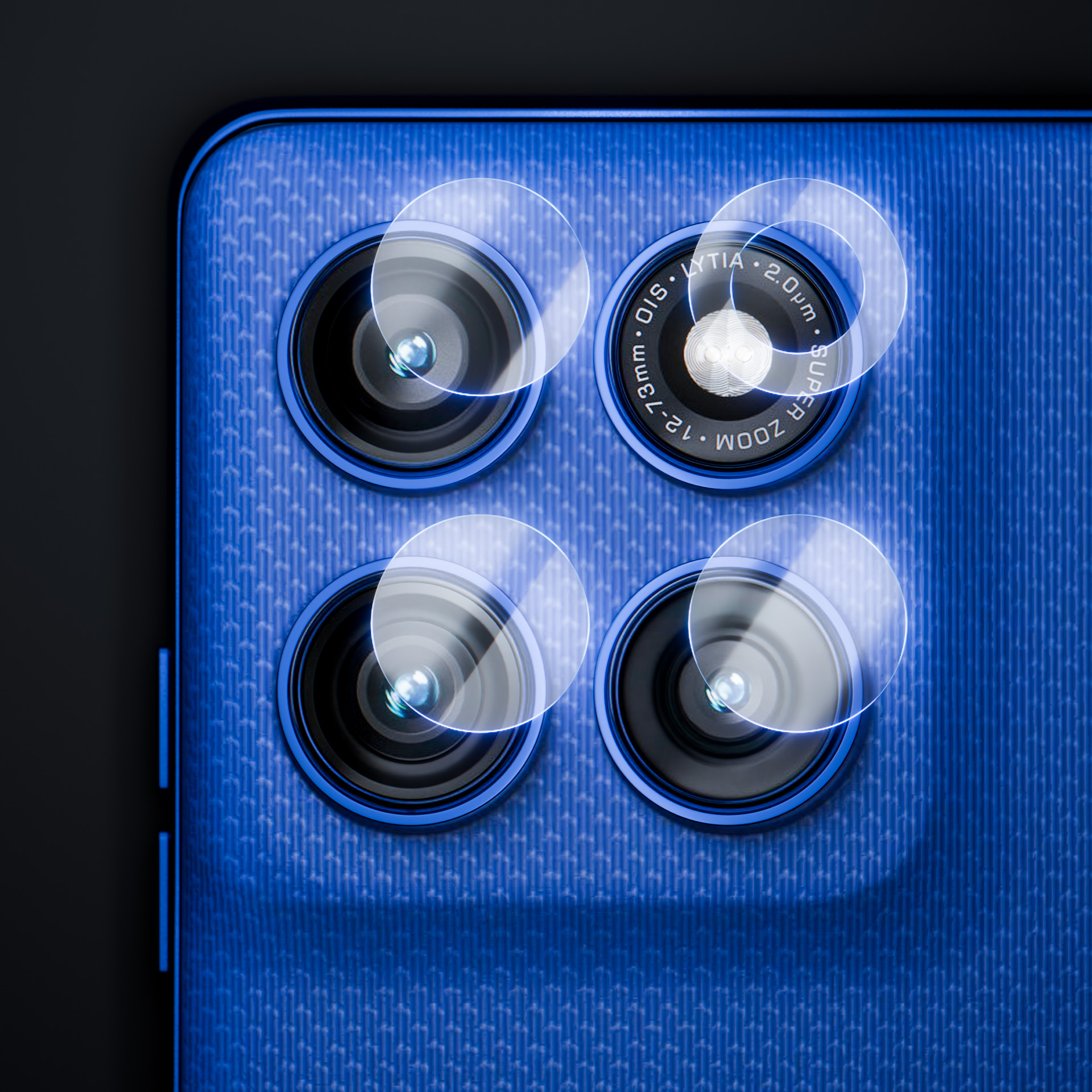 Retro di smartphone blu con quattro lenti della fotocamera, ciascuna con un anello protettivo. Lo sfondo è scuro.