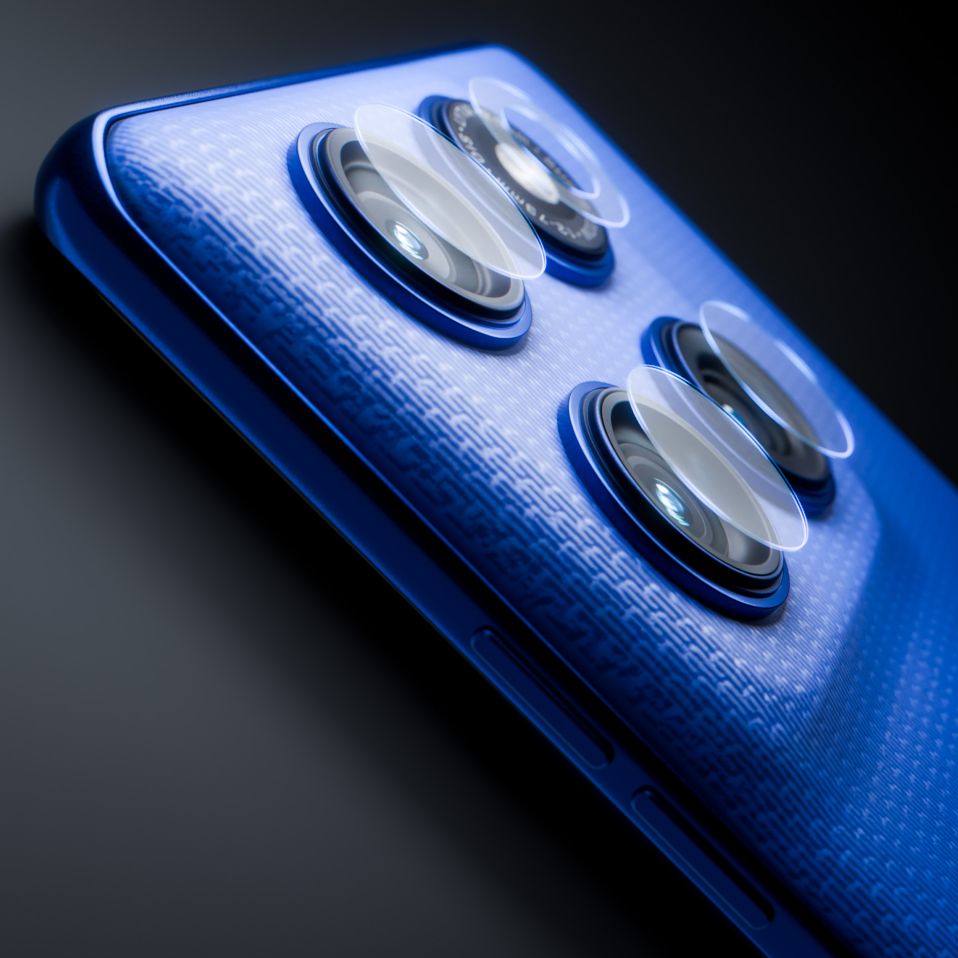 Primo piano della parte posteriore di un telefono blu con lenti. Lo sfondo è una sfumatura scura.