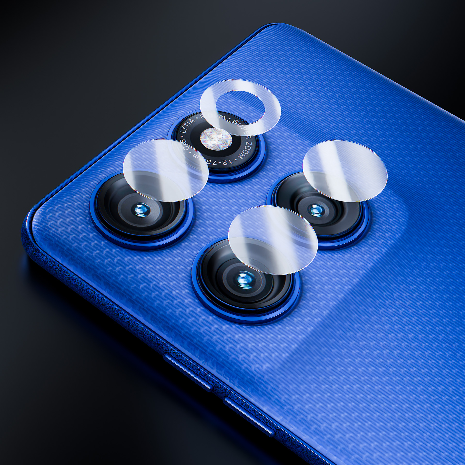 Primo piano del retro di uno smartphone blu con quattro obiettivi e protezioni. Lo sfondo è nero.