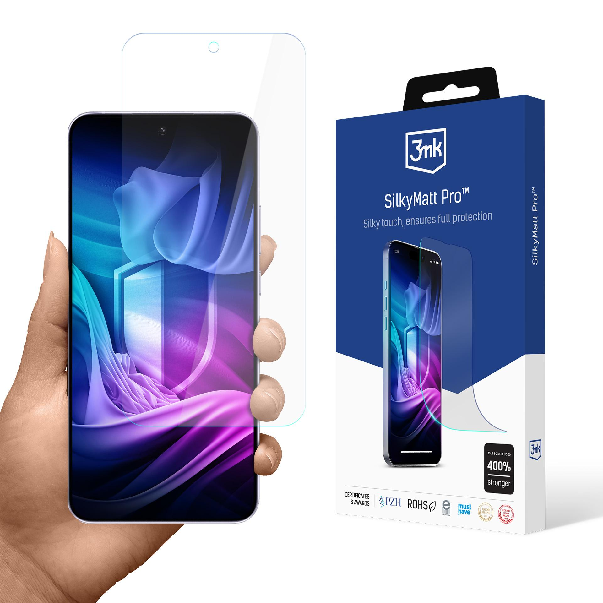 Mano che tiene un telefono con una protezione per lo schermo. Una scatola con la scritta 'SilkyMatt Pro' è a destra.