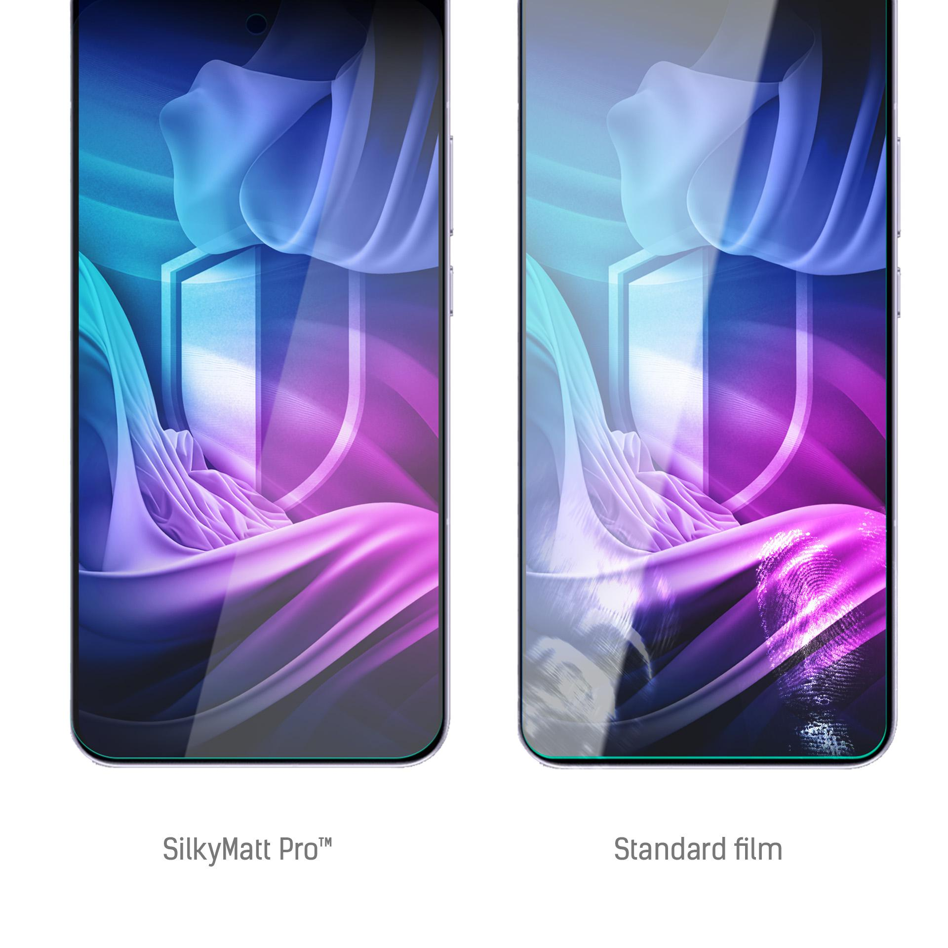 Due schermi di telefono con protezioni. Uno dice SilkyMatt Pro, l'altro pellicola standard, con arte astratta blu e viola.