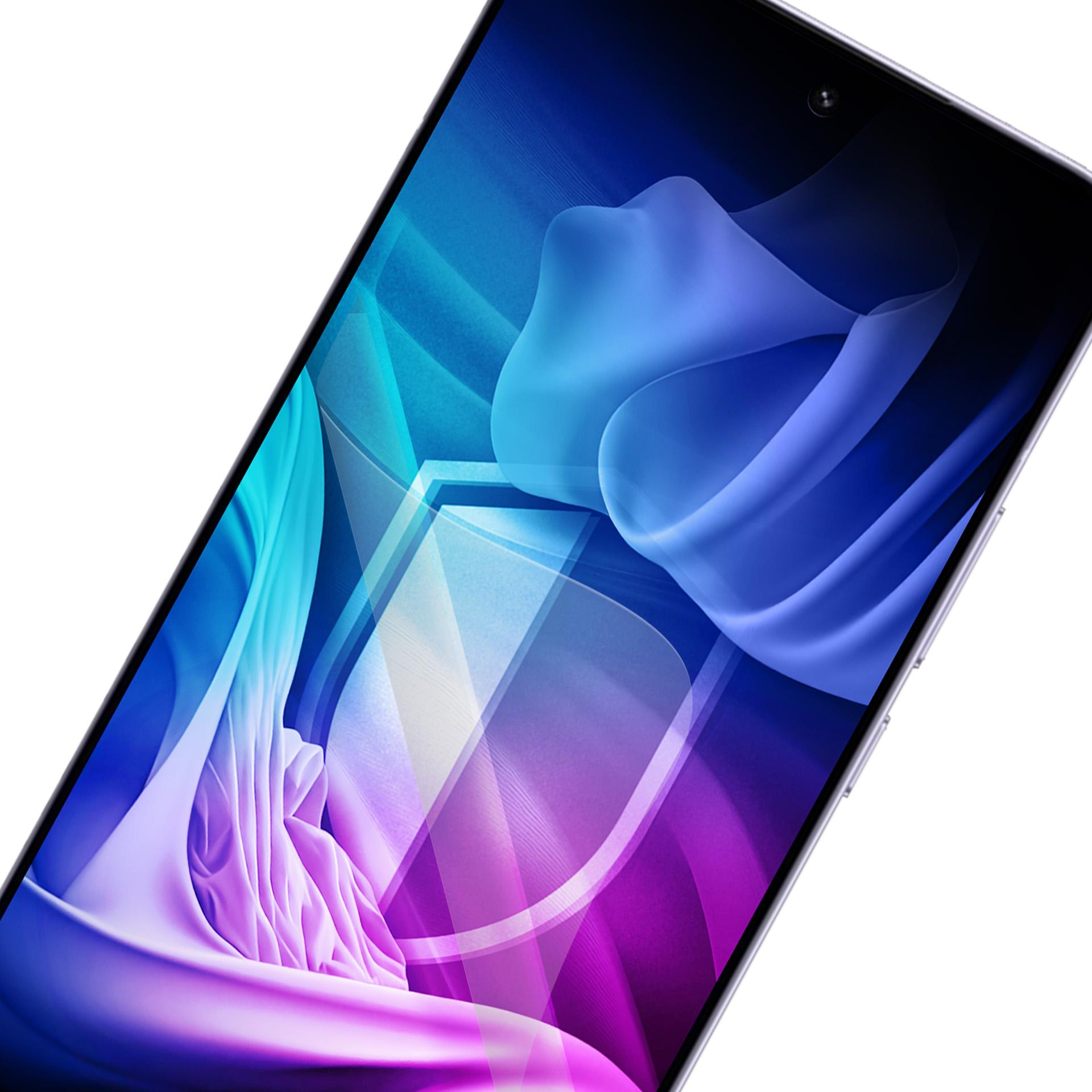 Lo schermo di uno smartphone mostra un design astratto di forme blu, viola e bianche. Il telefono è inclinato su uno sfondo bianco.