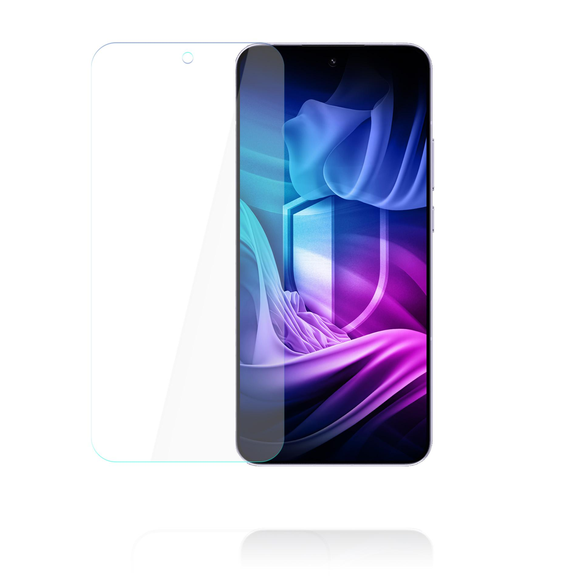 Uno smartphone con protezione schermo. Il telefono mostra arte astratta blu e viola. Entrambi gli oggetti su sfondo bianco.