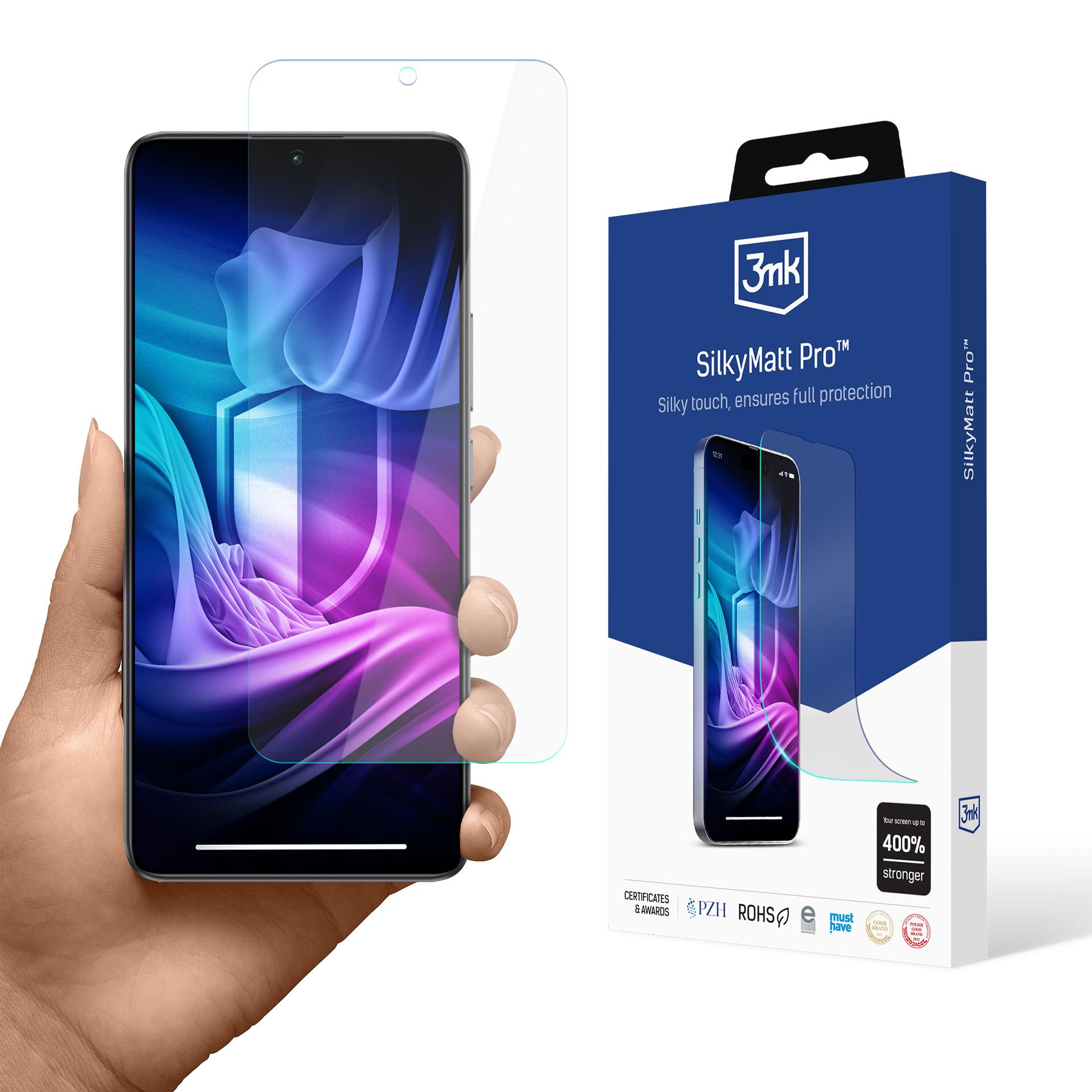 Una mano che tiene un telefono con una protezione per lo schermo e una scatola blu del prodotto. Il telefono mostra uno sfondo colorato.