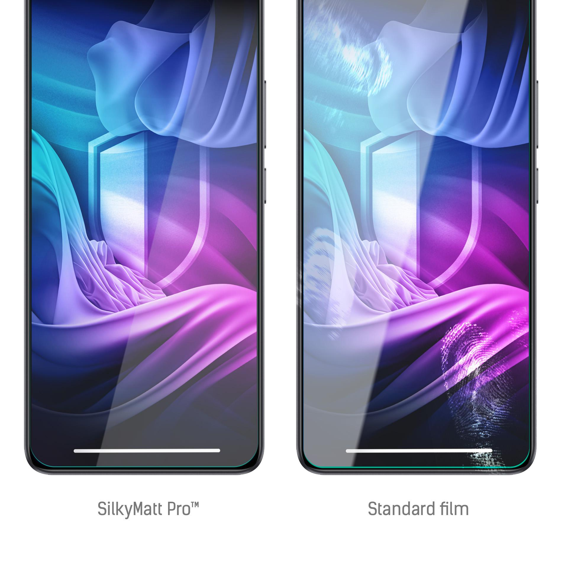 Due smartphone affiancati, che mostrano protezioni schermo. A sinistra SilkyMatt Pro, a destra una pellicola standard.