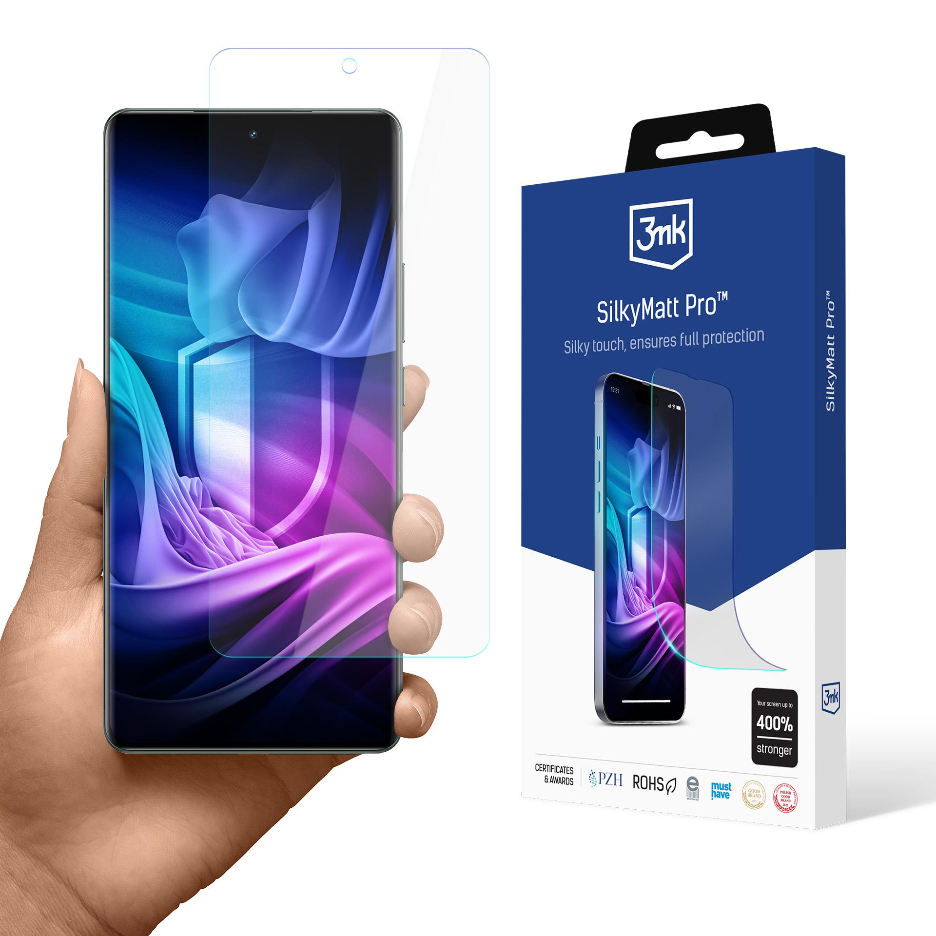 Una mano tiene in mano un telefono con una protezione per lo schermo. Una scatola mostra telefono, protezione e testo: SilkyMatt Pro.