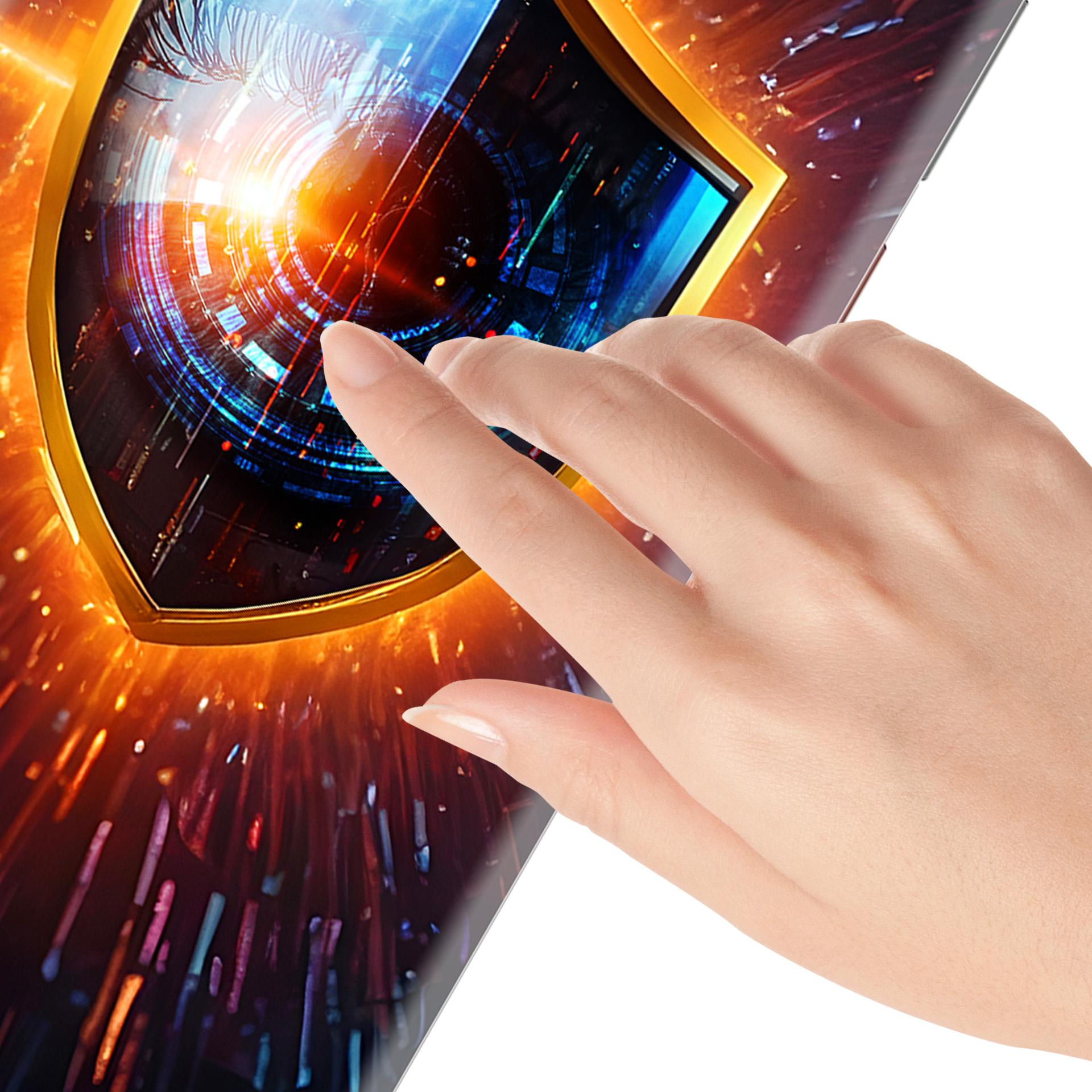 Dłoń dotyka ekranu z futurystycznym okiem. Ekran ma kształt złotej tarczy z żywymi kolorami.