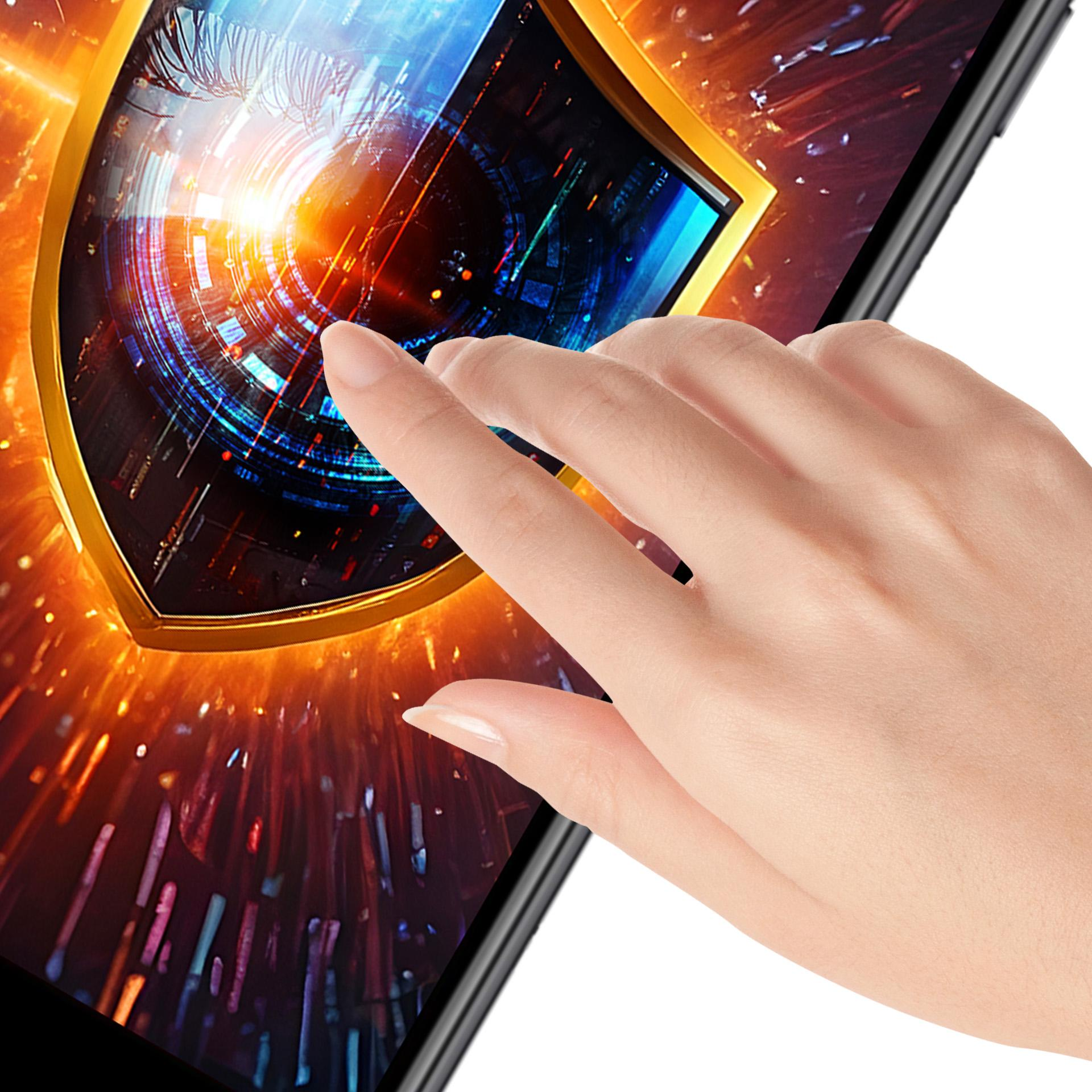 Mano che tocca lo schermo di un tablet che mostra uno scudo dorato con un design a occhio. Luce intensa e tonalità arancioni sullo sfondo.