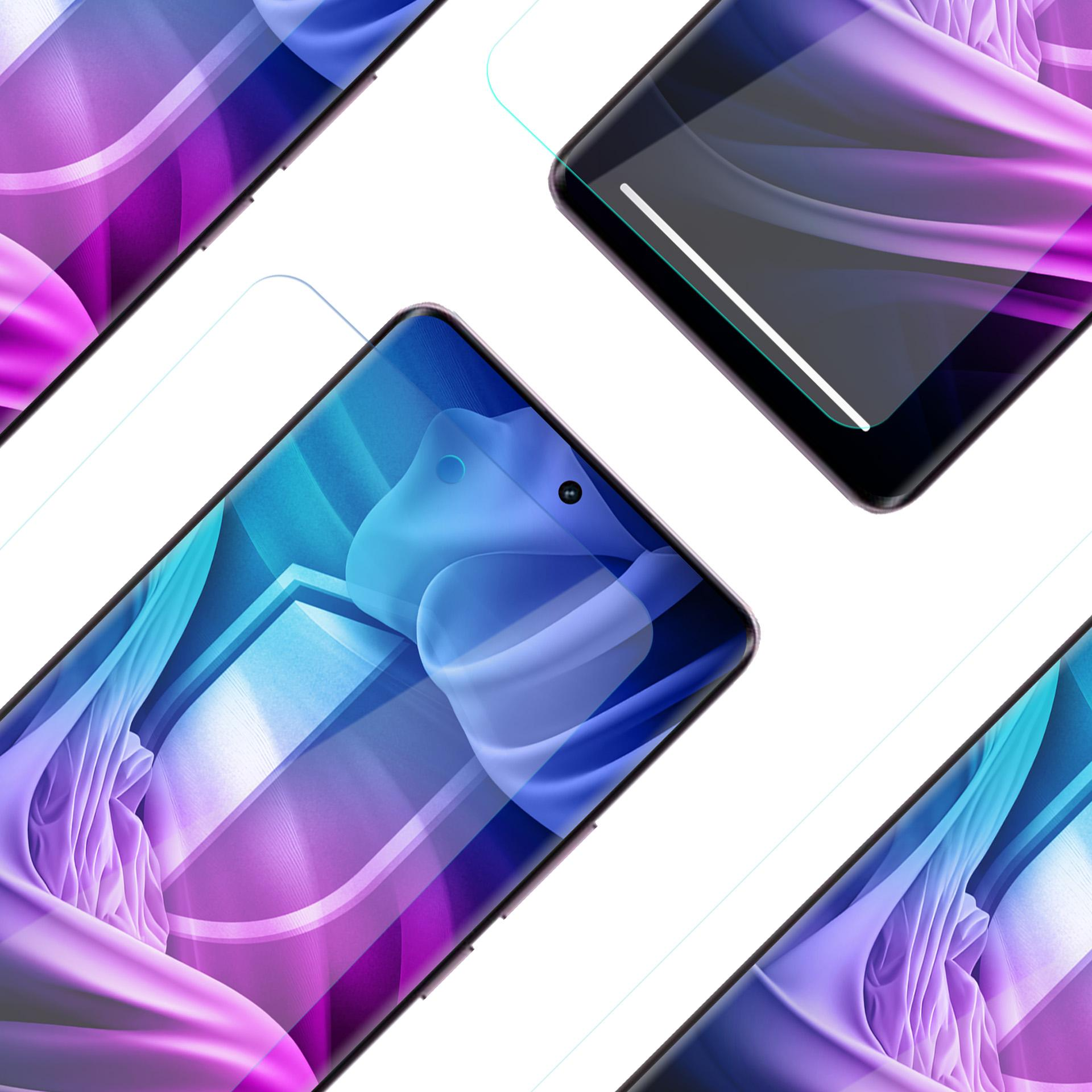 Quattro smartphone con sfondi astratti sono disposti diagonalmente. Gli schermi mostrano gradienti blu, viola e bianchi.