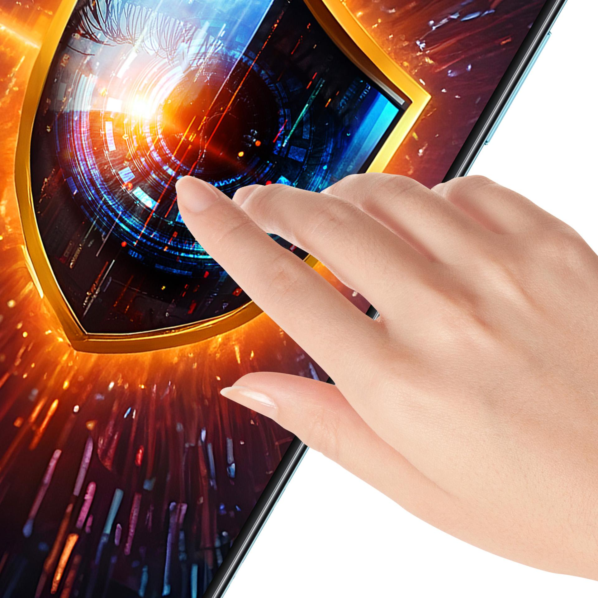 Mano che tocca uno schermo con grafica a scudo dal design futuristico. Arancione e blu dominano lo sfondo.