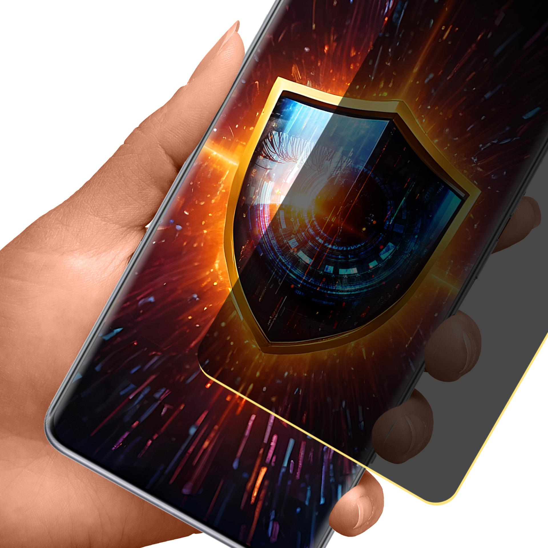 Mano che tiene uno smartphone che mostra una grafica a scudo. Lo schermo ha una protezione lucida. Lo sfondo è bianco.