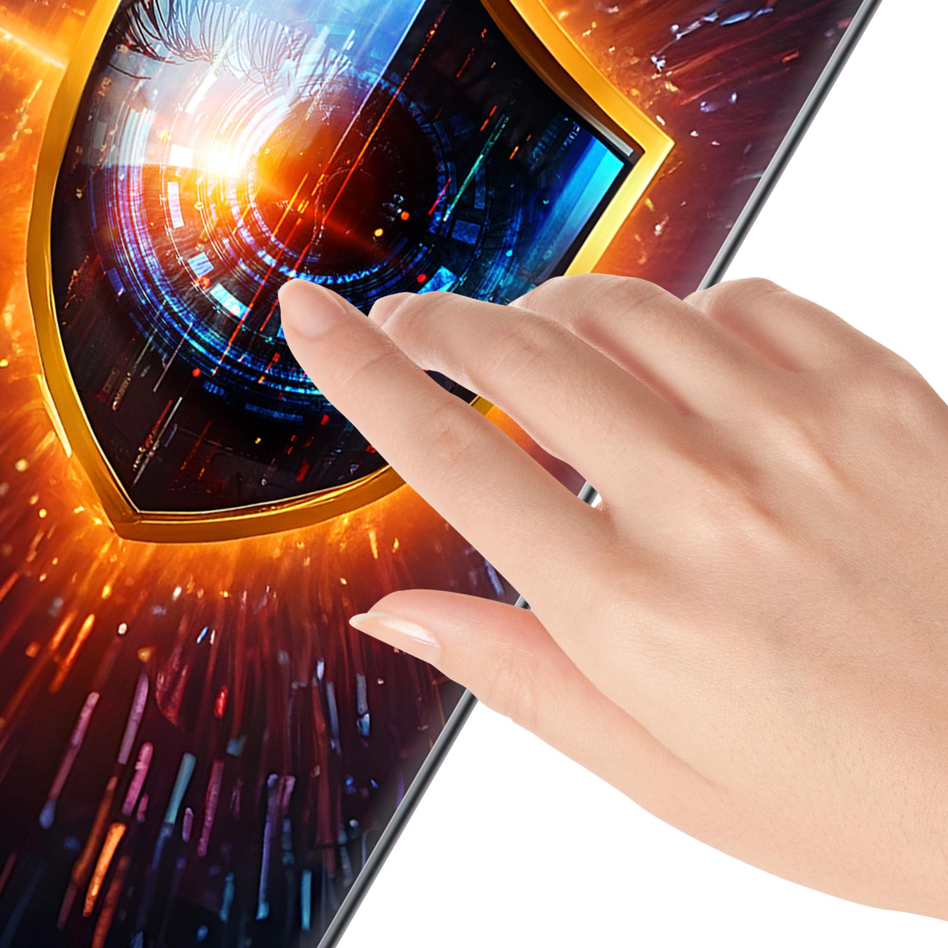 Dłoń dotyka ekranu z futurystycznym interfejsem. Ekran ma złotą ramkę, grafikę oka i strumienie danych.