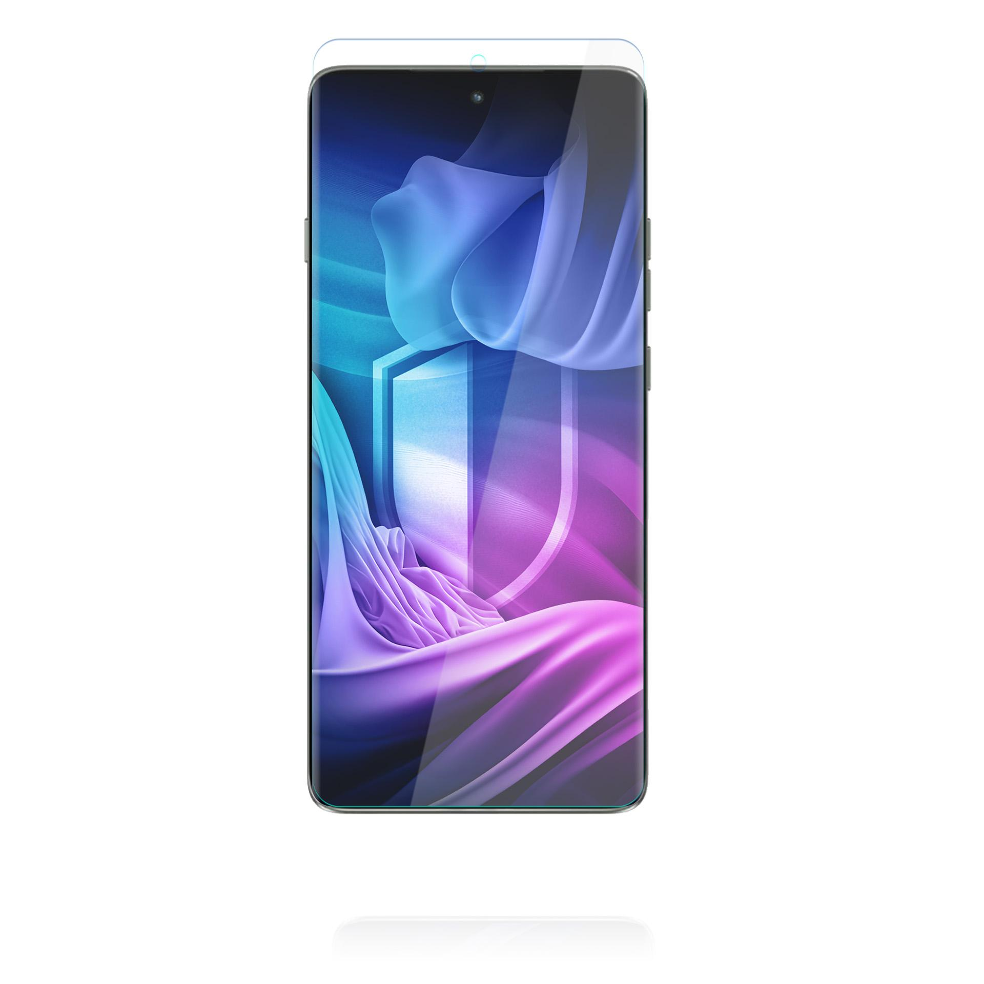 Smartfon z ochraniaczem ekranu. Ekran wyświetla niebiesko-fioletowy abstrakcyjny wzór, sugerujący sztukę cyfrową.