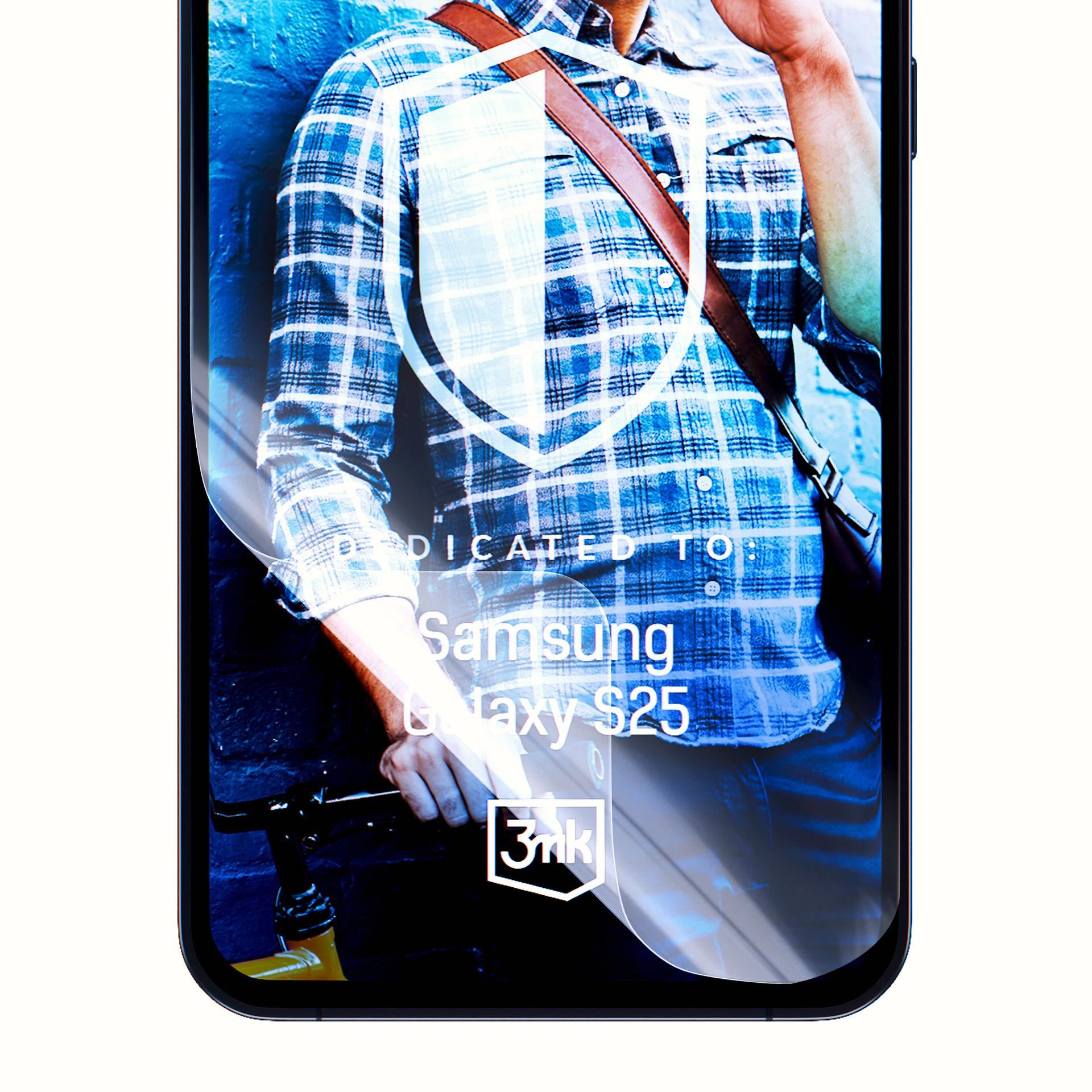 Ekran telefonu pokazuje mężczyznę w niebieskiej koszuli w kratę. Tekst mówi 'Dedicated to: Samsung Galaxy S25'.