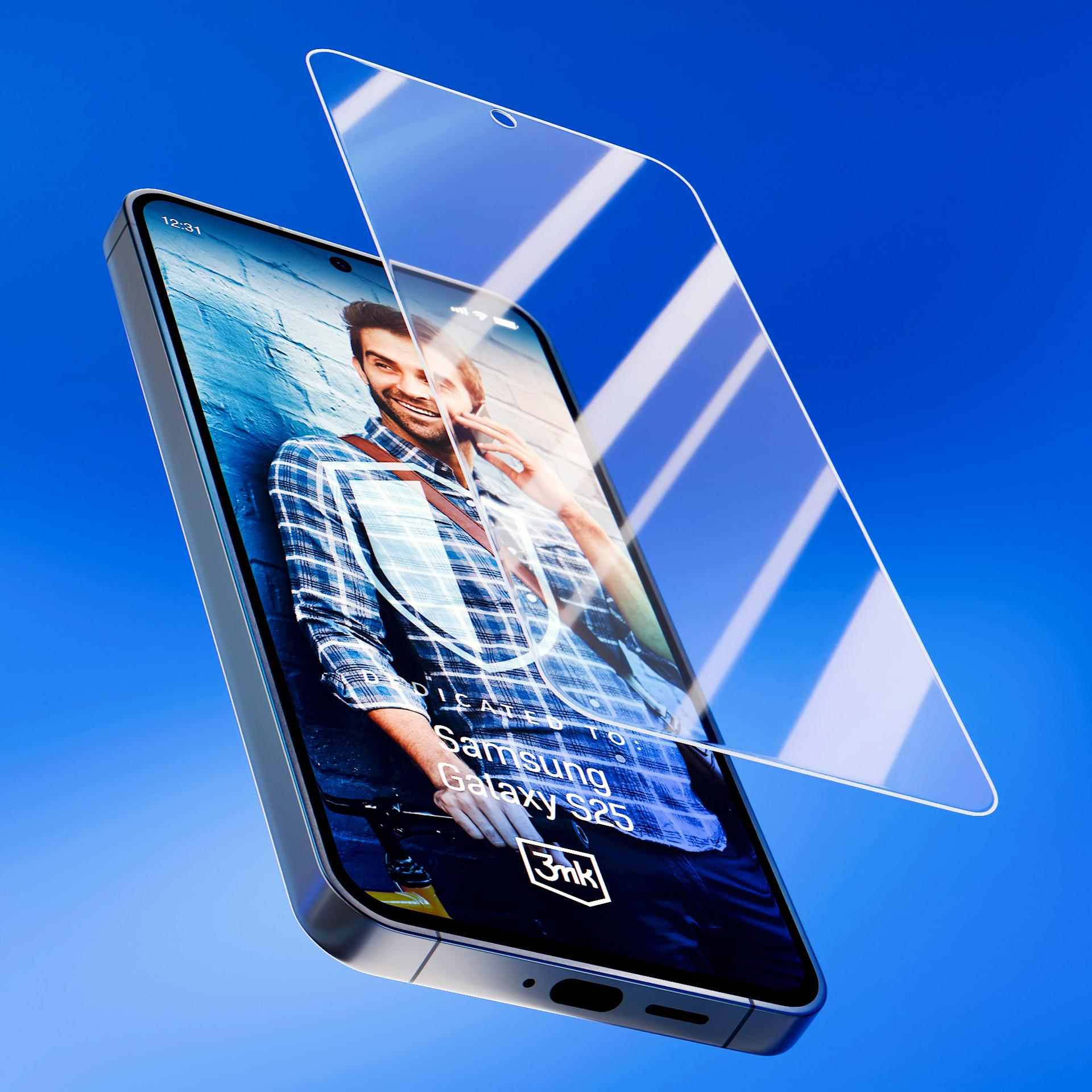 Smartfon z nakładką na ochronę ekranu. Ekran wyświetla mężczyznę i tekst: Samsung Galaxy S25. Tło jest niebieskie.