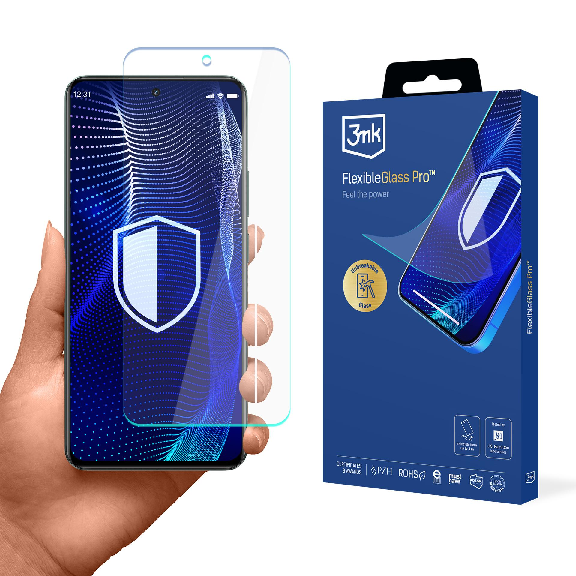 Una mano che tiene un telefono e una protezione per lo schermo accanto a una scatola del prodotto, il tutto su sfondo bianco.