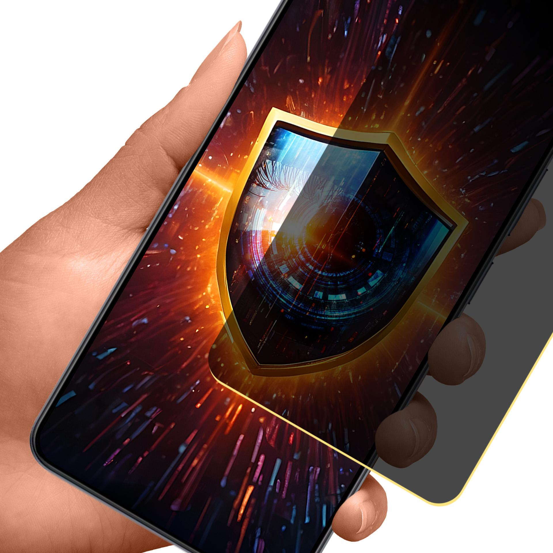 Una mano tiene un telefono che mostra uno scudo. Lo scudo ha un contorno dorato e un occhio al centro. Sfondo colorato.