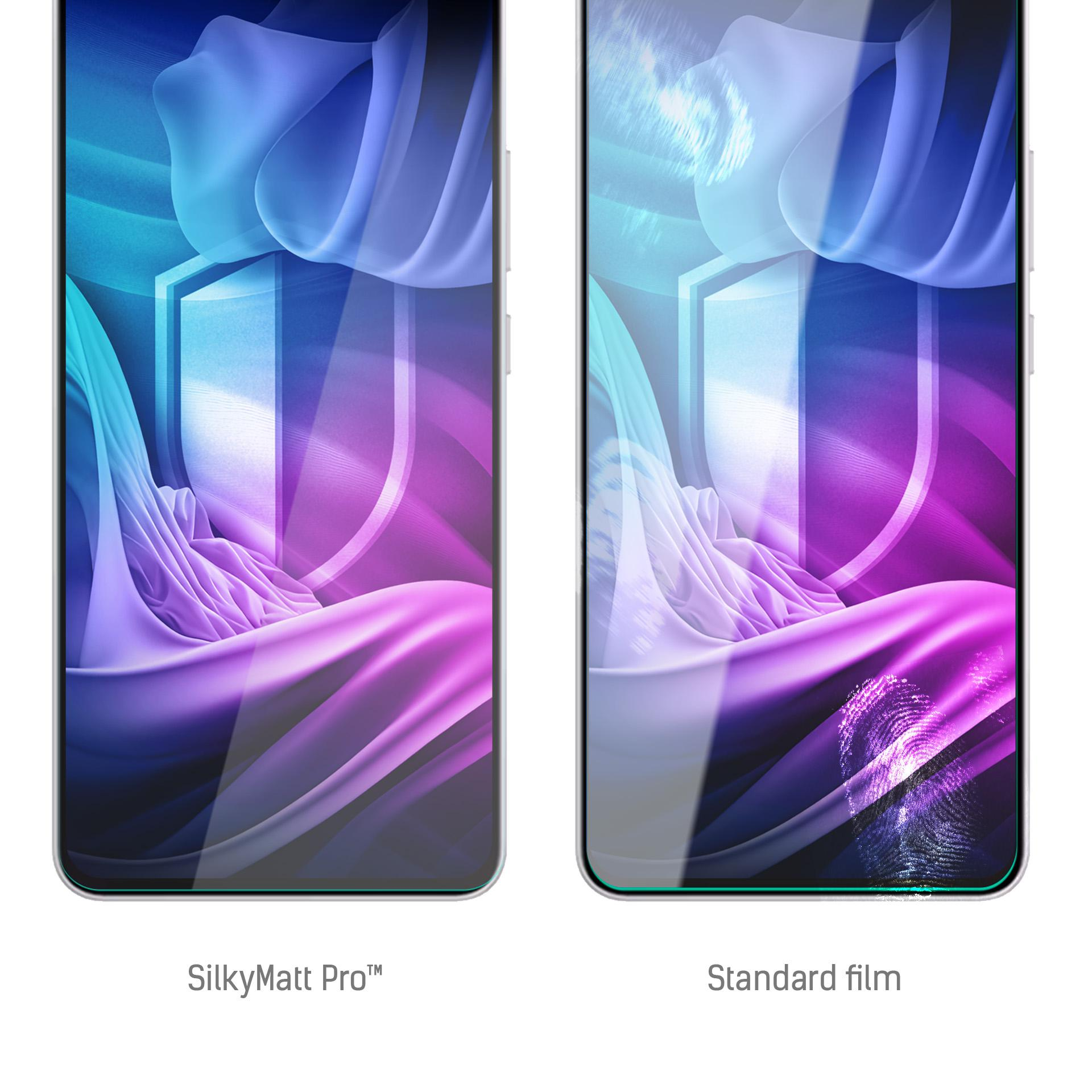 Due telefoni affiancati. Uno con SilkyMatt Pro, l'altro con una pellicola standard, che mostra un'impronta digitale.