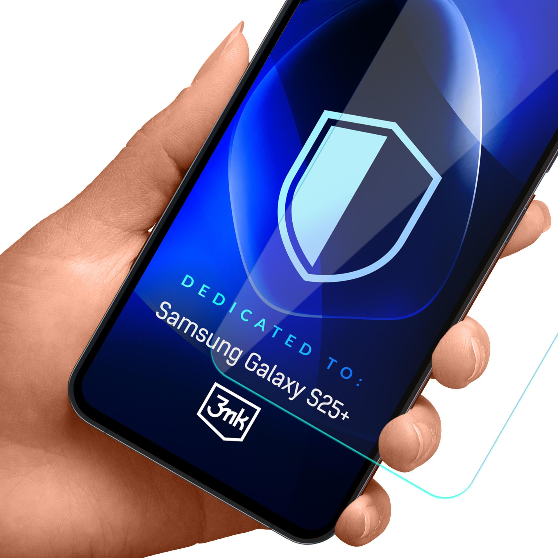 Dłoń trzymająca telefon z ochraniaczem ekranu. Ekran pokazuje logo tarczy i tekst: Dedicated to Samsung Galaxy S25+.