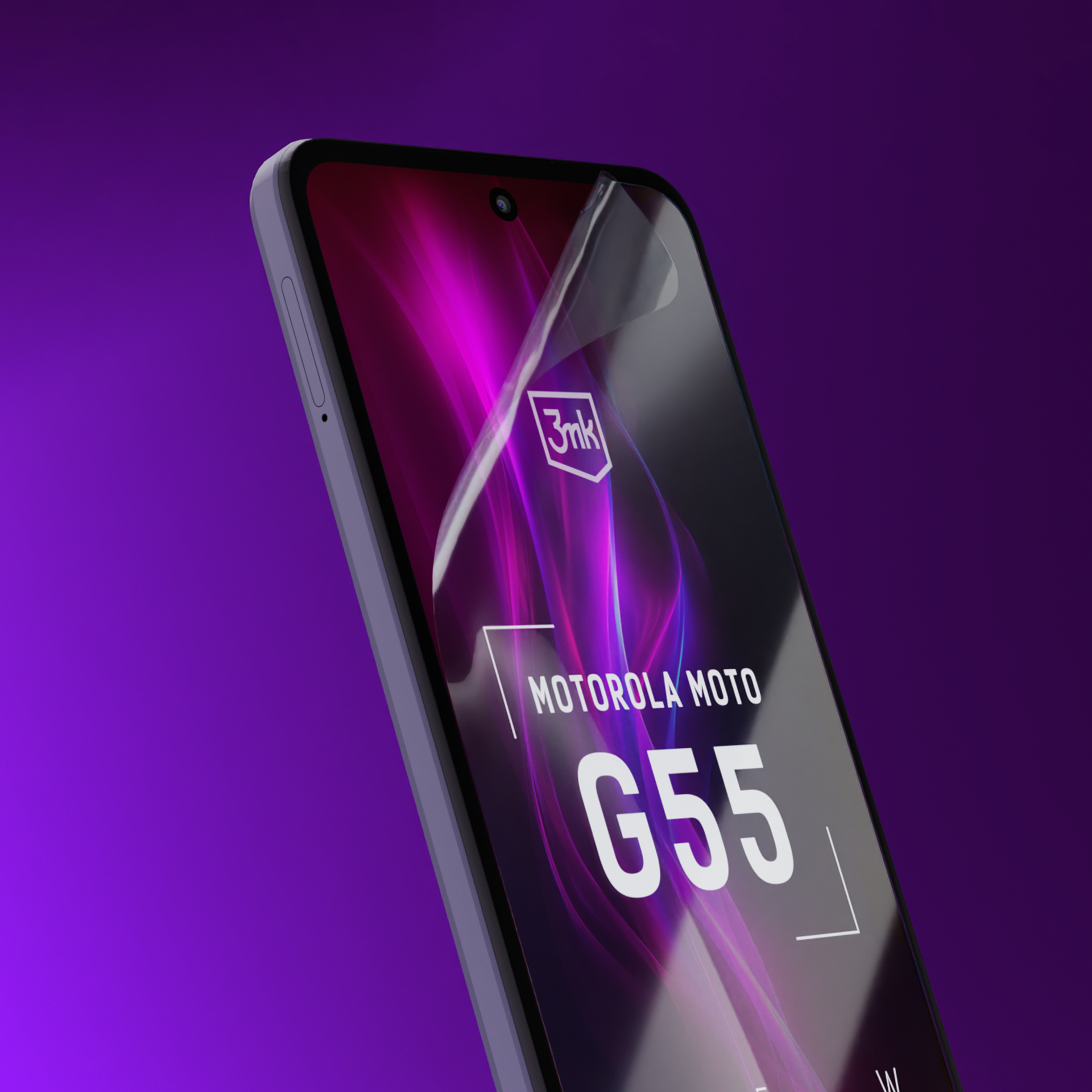Un telefono Motorola G55 con protezione schermo è inclinato su sfondo viola. Lo schermo mostra grafici.
