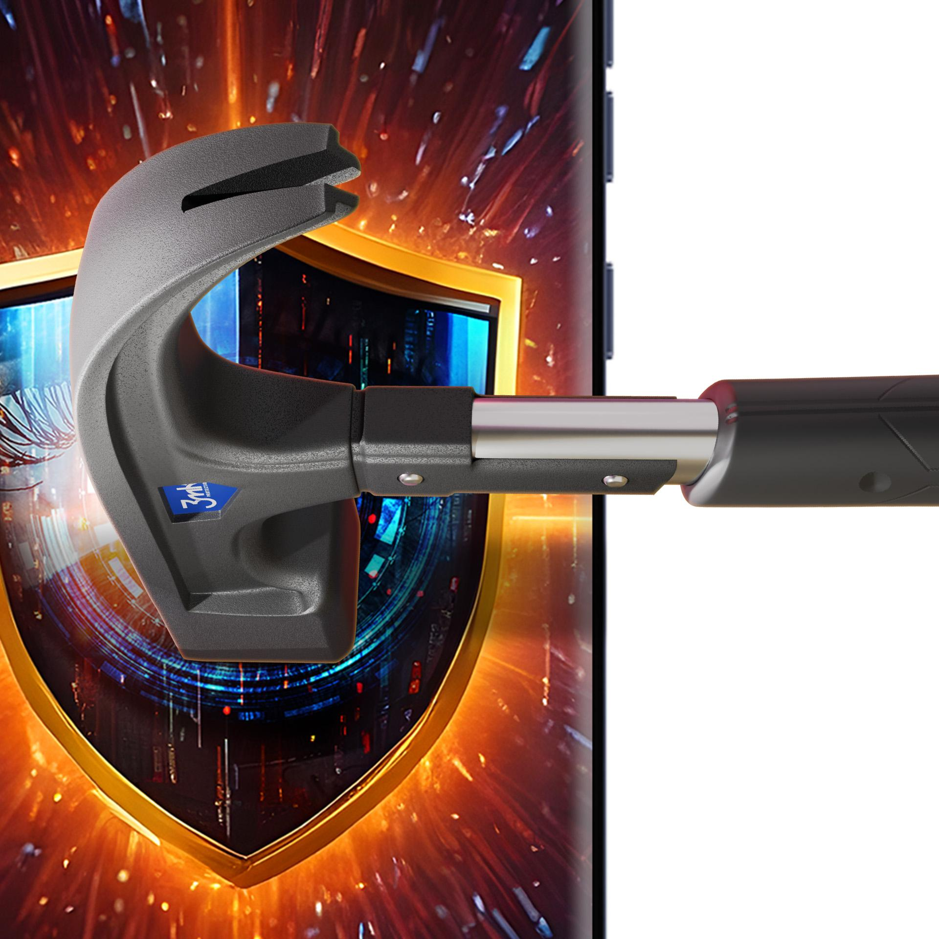 Młotek uderza w ekran telefonu z grafiką tarczy, sugerując ochronę. Tło to rozmyty, ognistym design.