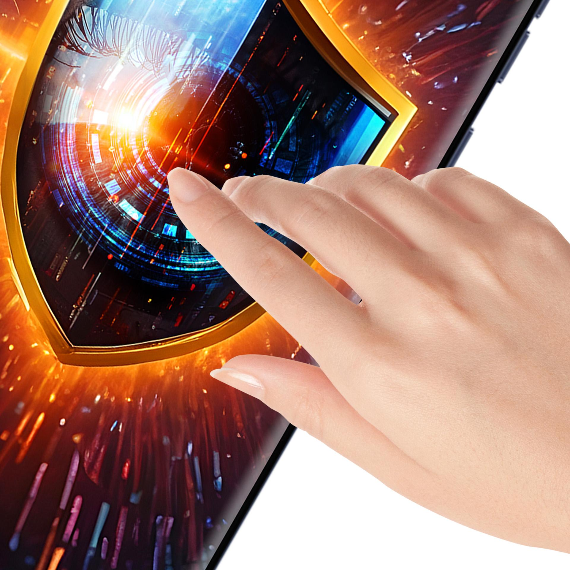 Dłoń dotyka ekranu wyświetlającego futurystyczny wzór tarczy. Scena wypełniona jest jasnymi odcieniami pomarańczy i błękitu.