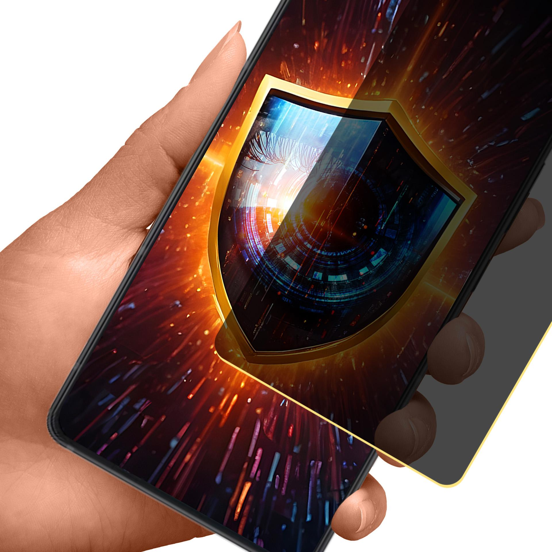 Dłoń trzymająca telefon z grafiką tarczy na ekranie. Nakładany jest ochraniacz ekranu.