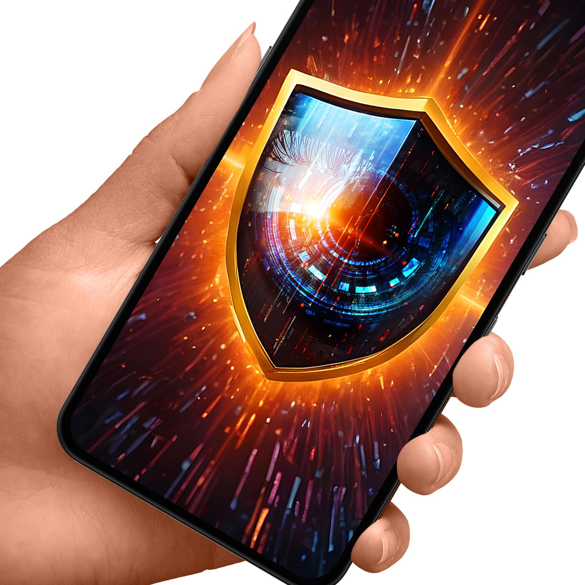 Una mano tiene uno smartphone che mostra uno scudo d'oro. Lo scudo ha un occhio digitale e uno sfondo arancione.