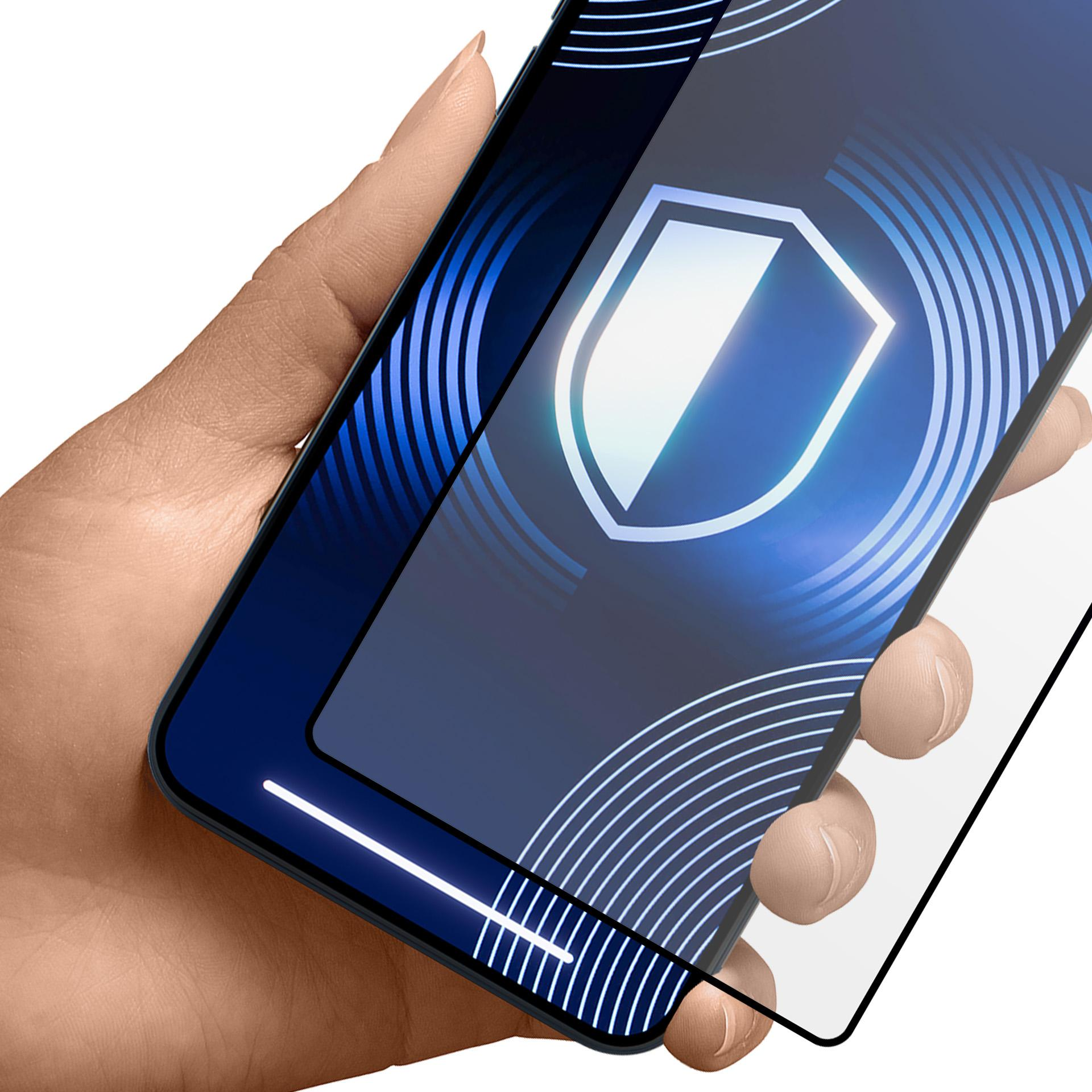Mano che tiene uno smartphone con protezione schermo. Lo schermo mostra un logo scudo con sfondo blu sfumato.