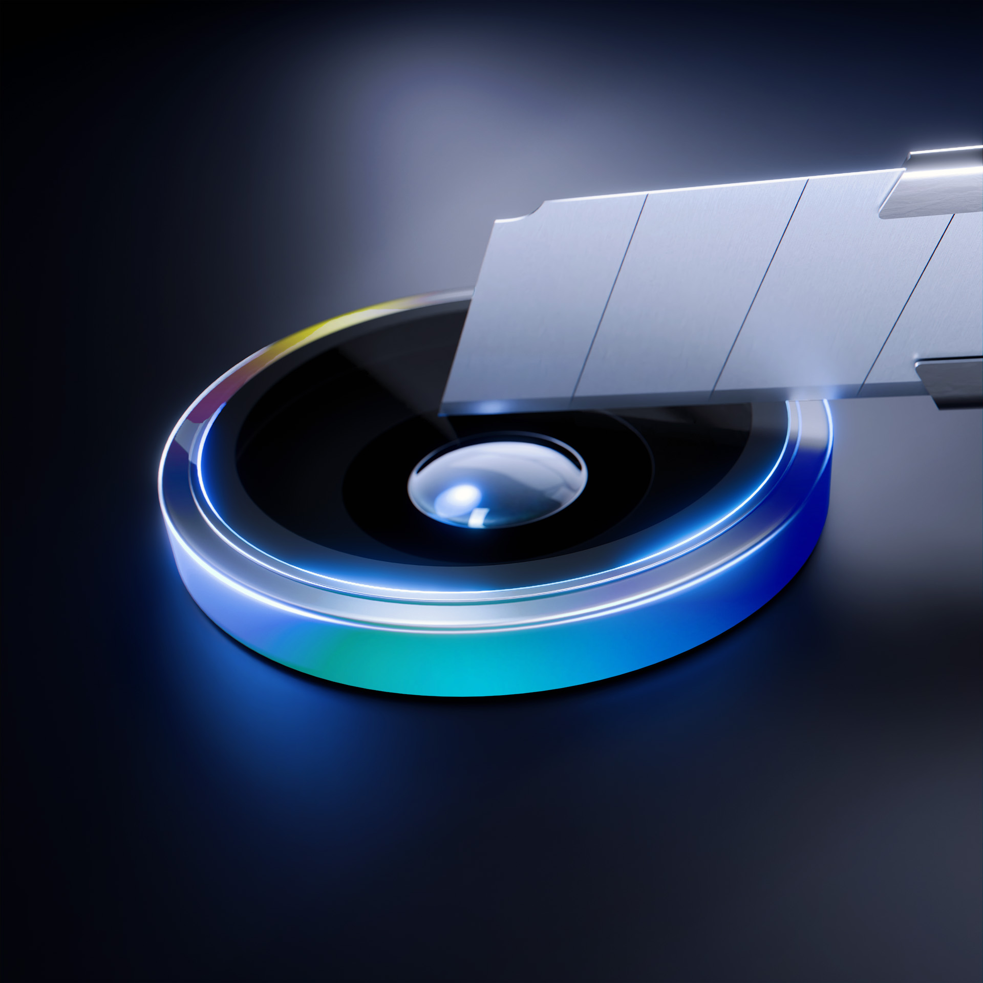 Ostrze noża tnie okrągły obiekt z odblaskową powierzchnią i świecącą krawędzią na ciemnym tle.