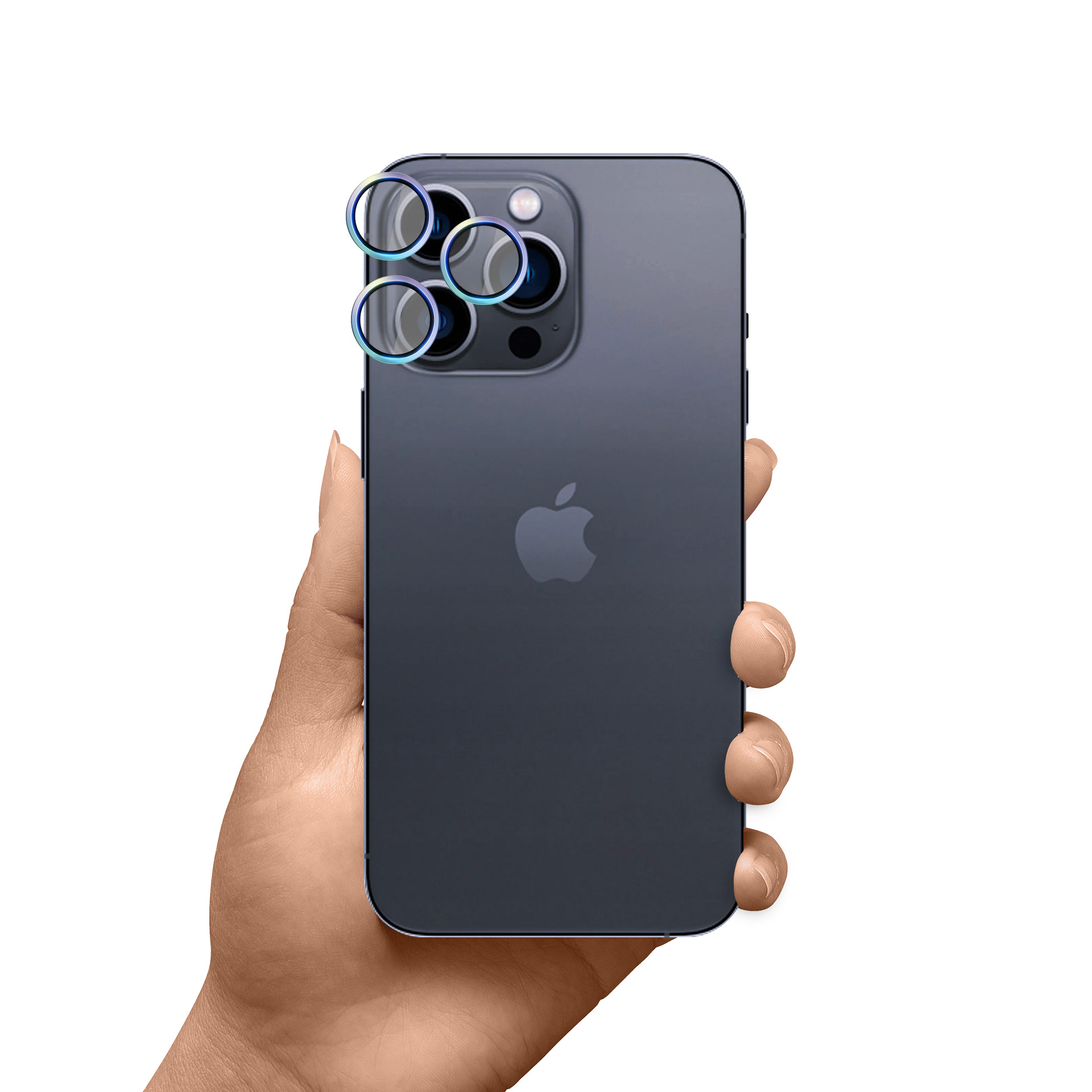 Dłoń trzymająca ciemnoniebieski iPhone z osłonami obiektywu na obiektywach aparatu. Widoczne logo Apple.