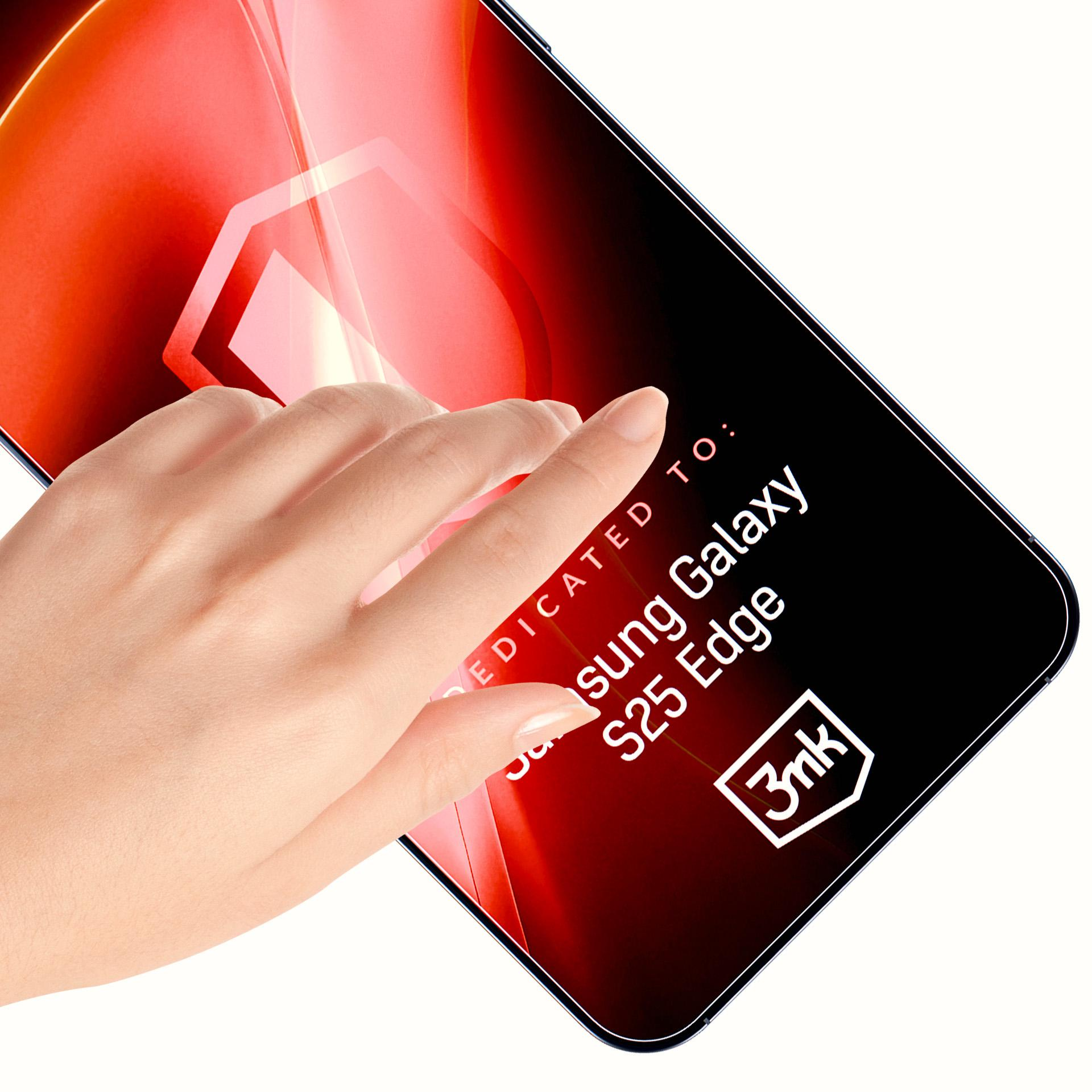 Una mano tocca una protezione schermo con la scritta 'Dedicated to: Samsung Galaxy S25 Edge' e il logo 3mk.
