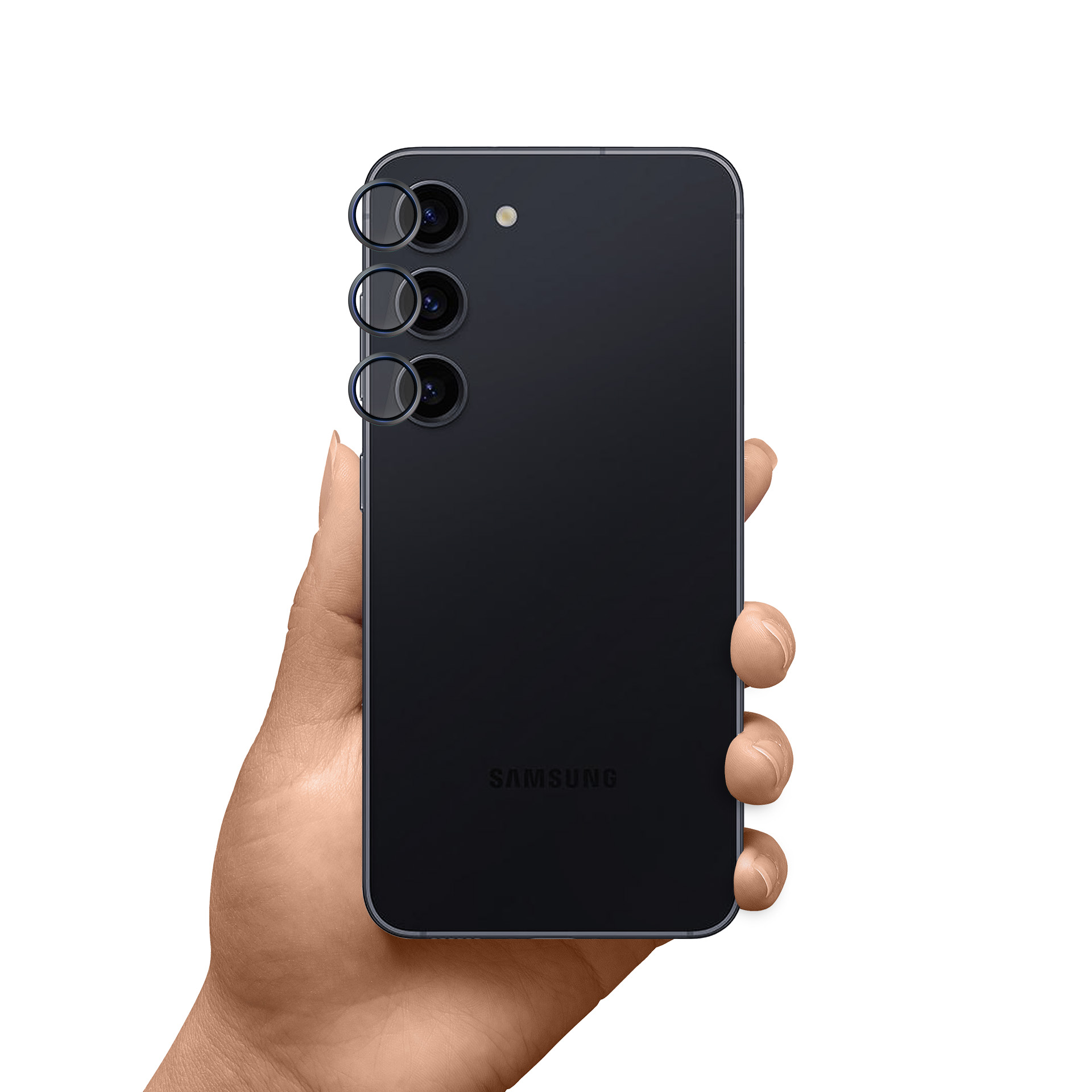 Czarny smartfon Samsung trzymany w dłoni. Telefon ma trzy obiektywy i logo Samsung.