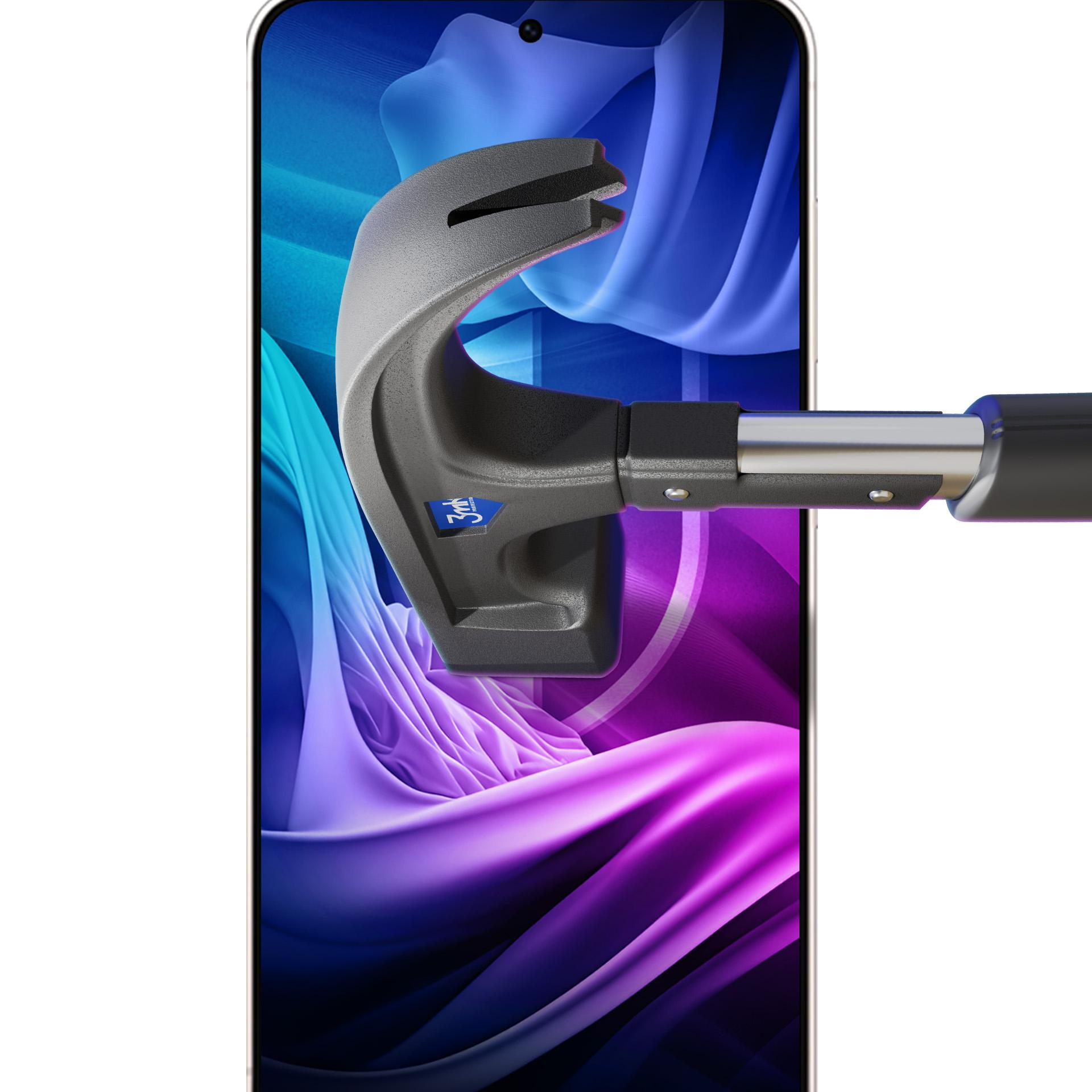 Młotek uderza w smartfon. Telefon ma kolorowe tło. Głowica młotka jest czarna, a trzonek srebrny.