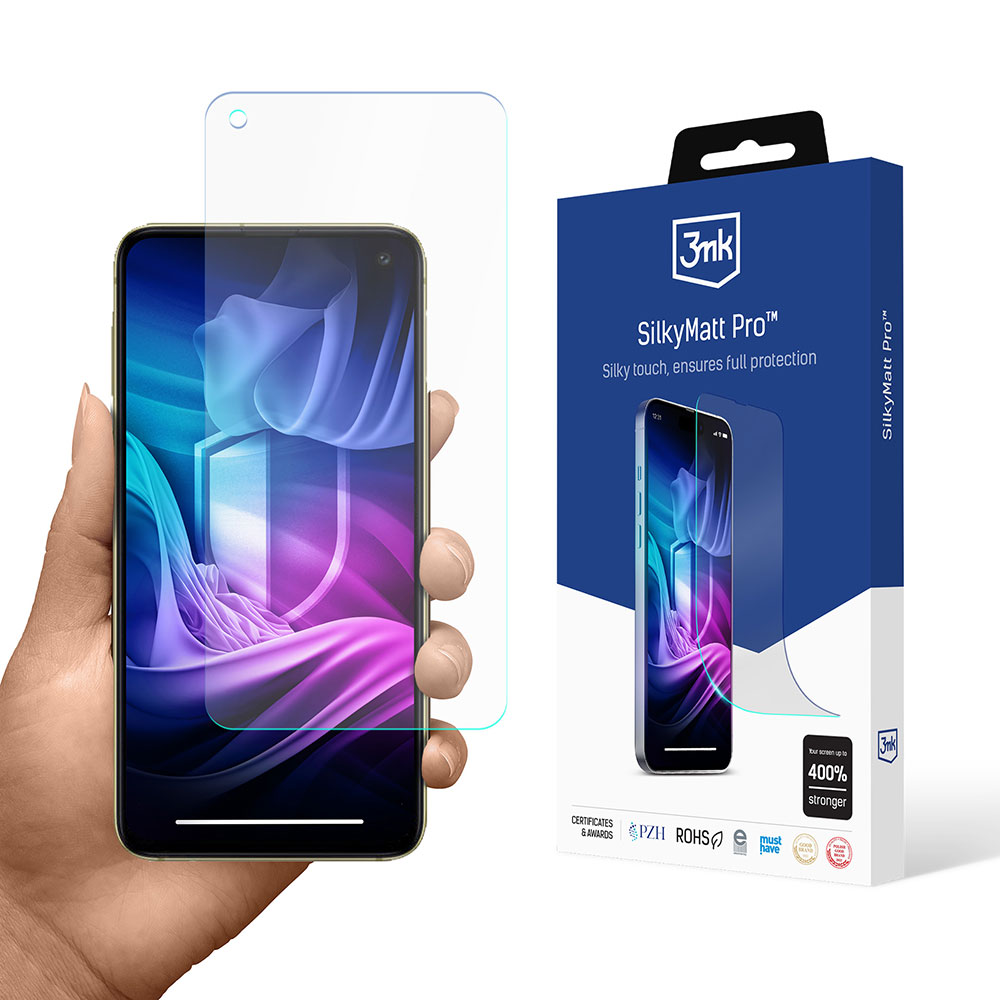 Mano che tiene un telefono con protezione per lo schermo. Una scatola con i dettagli della protezione per lo schermo è a destra. Lo sfondo è bianco.