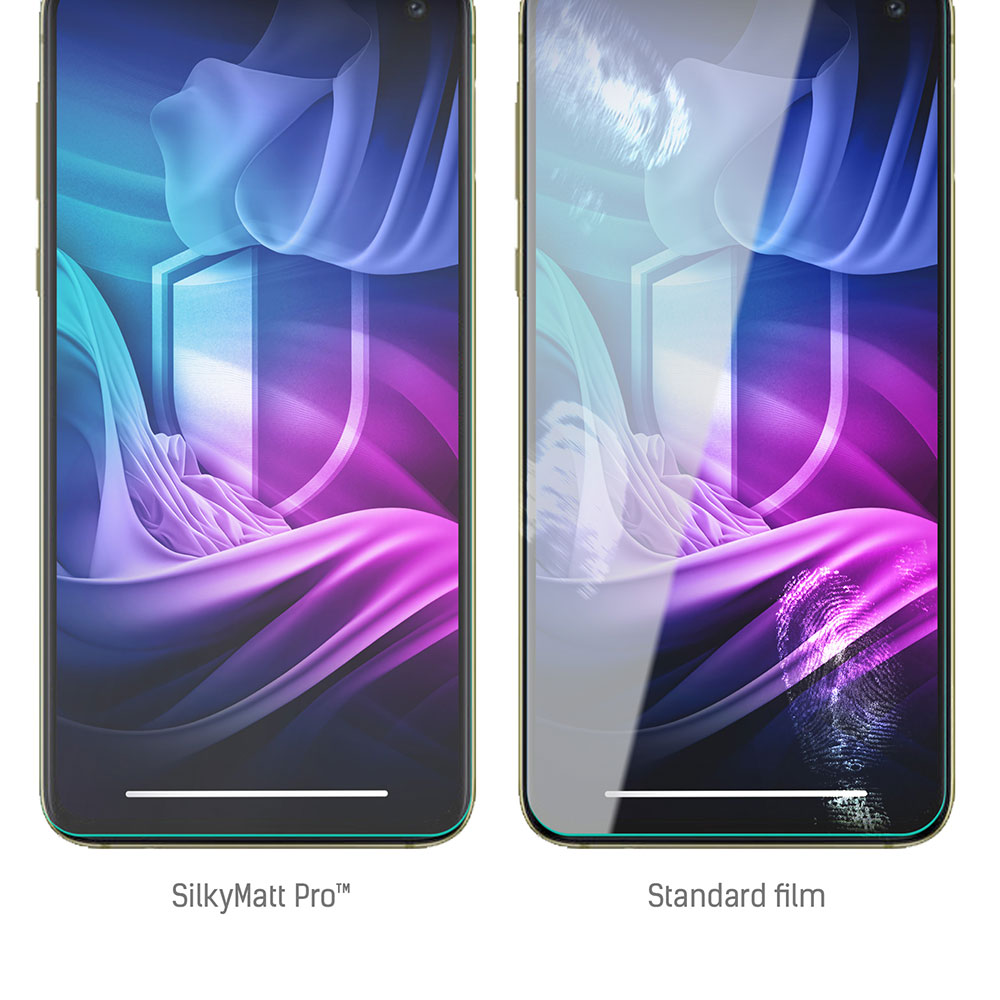 Due smartphone affiancati. Lo schermo sinistro mostra un design astratto colorato, il destro un'impronta digitale. Sotto: SilkyMatt Pro e Pellicola standard.
